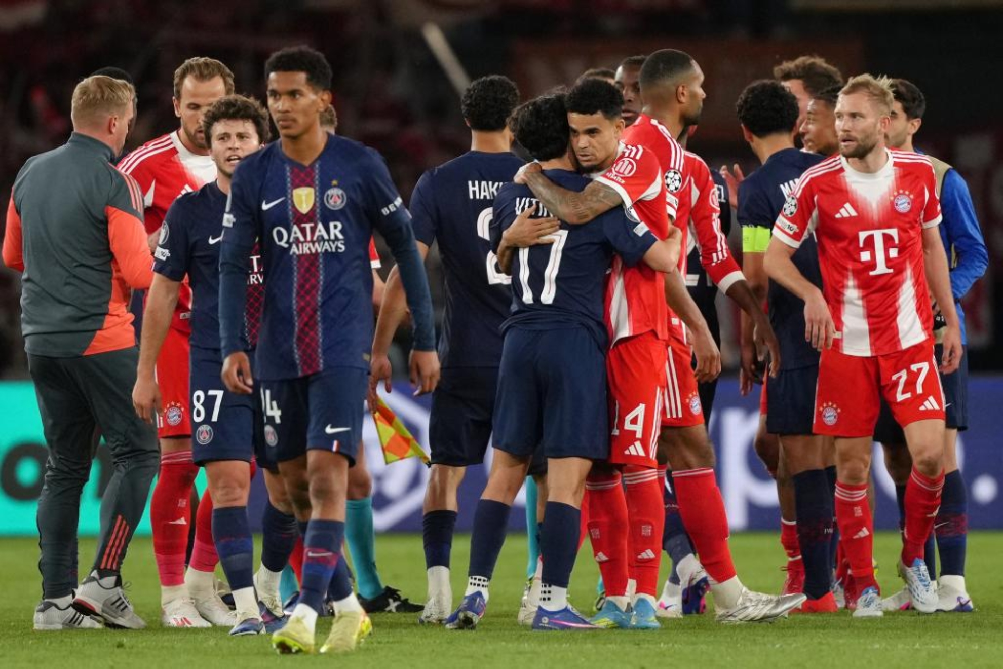 Luis Díaz se abraza a Vitinha tras el final del partido.