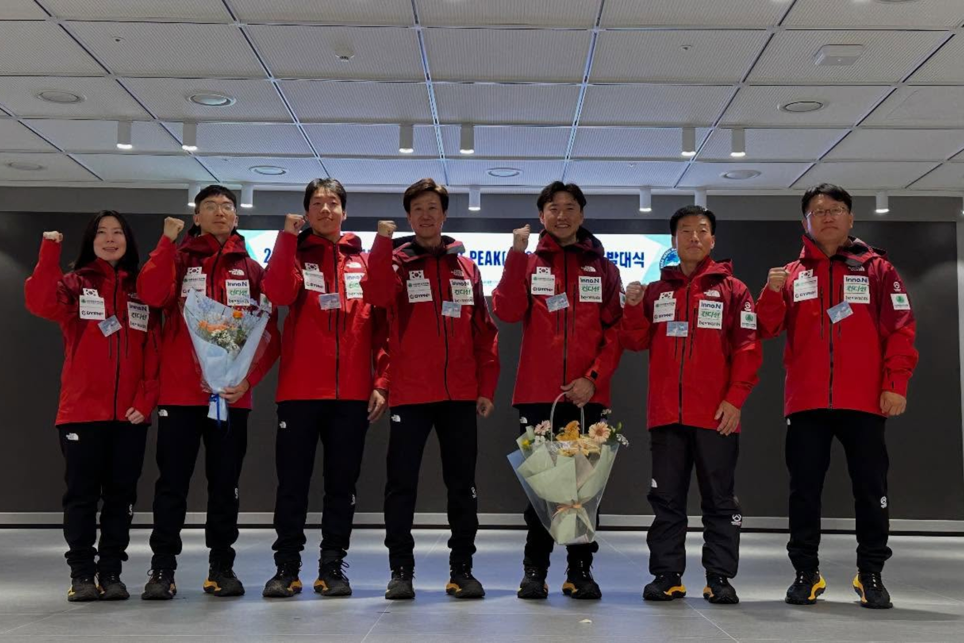 La expedición coreana antes de partir rumbo al Himalaya.