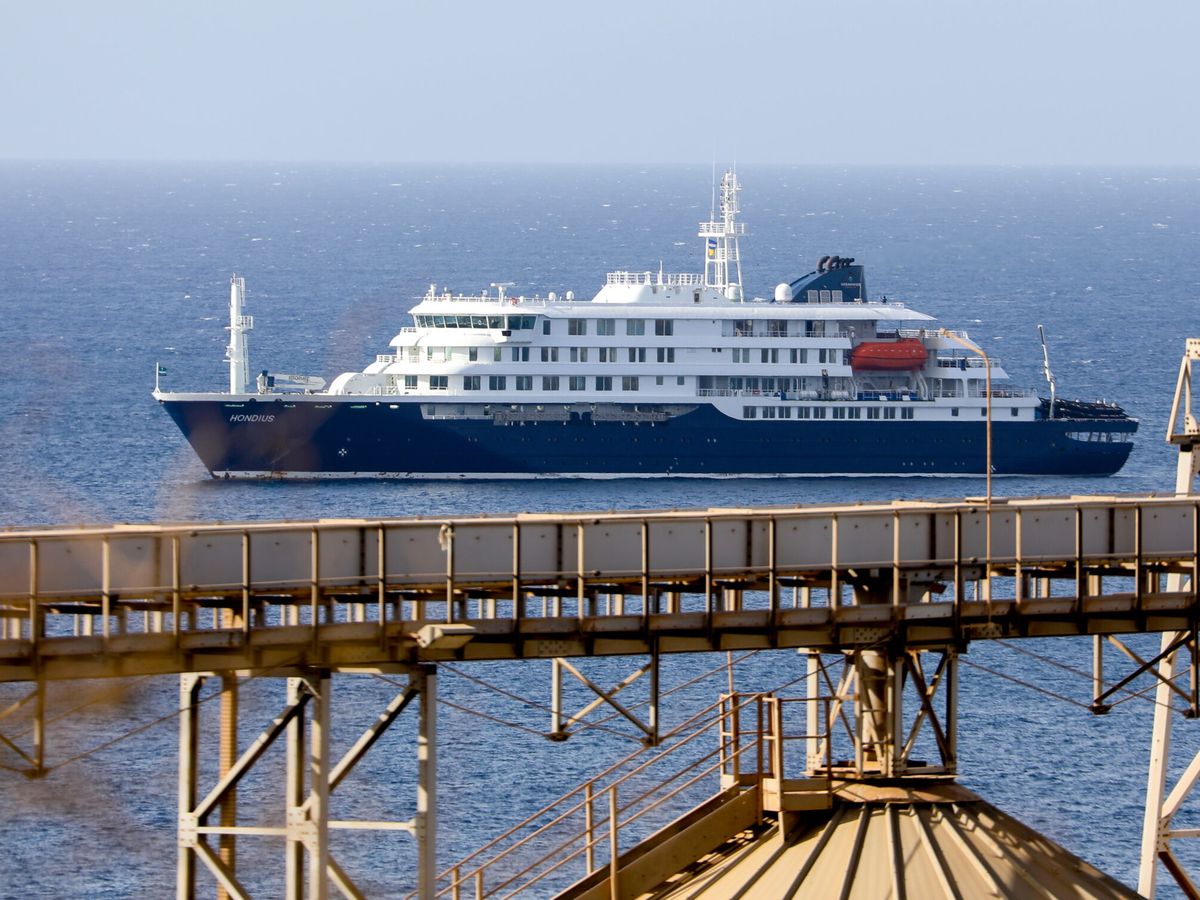 Al menos 14 españoles a bordo del crucero MV Hondius: ya han muerto tres  personas por el brote de hantavirus