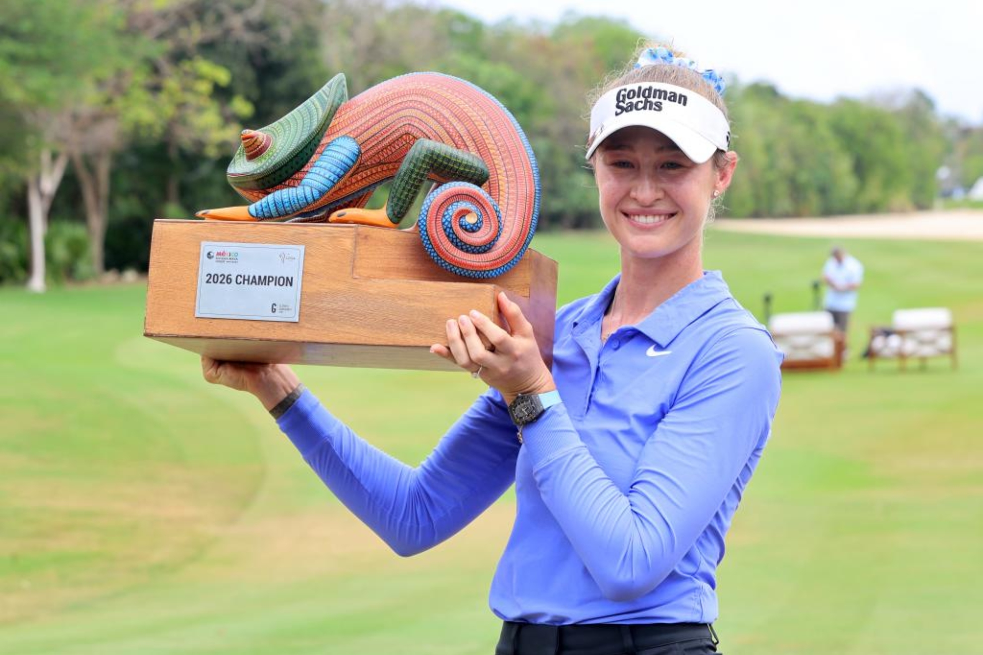 Nelly Korda (23) posa con el trofeo del Riviera Maya Open