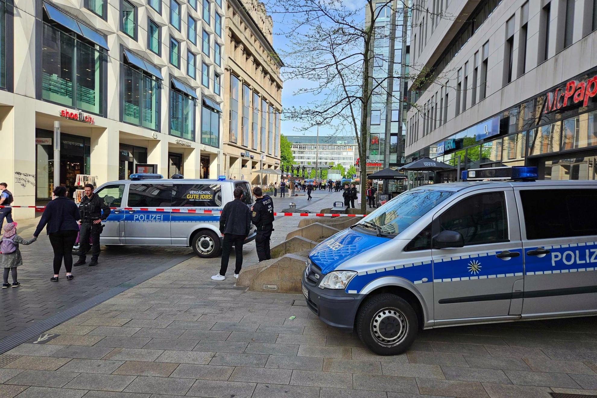 En la imagen, dos coches de policía y varios agentes en el lugar donde ha ocurrido el atropello.
