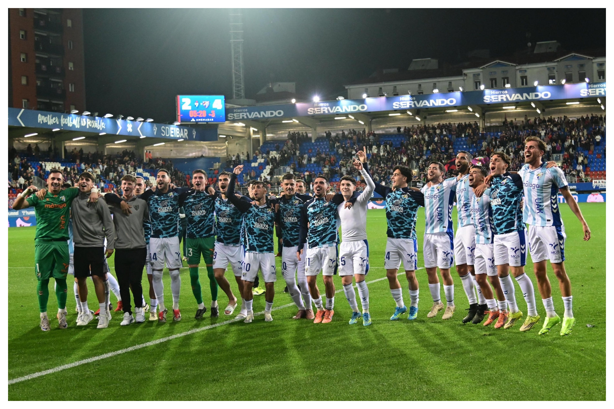 Los jugadores celebraron con su afición la meritoria victoria en Ipurua