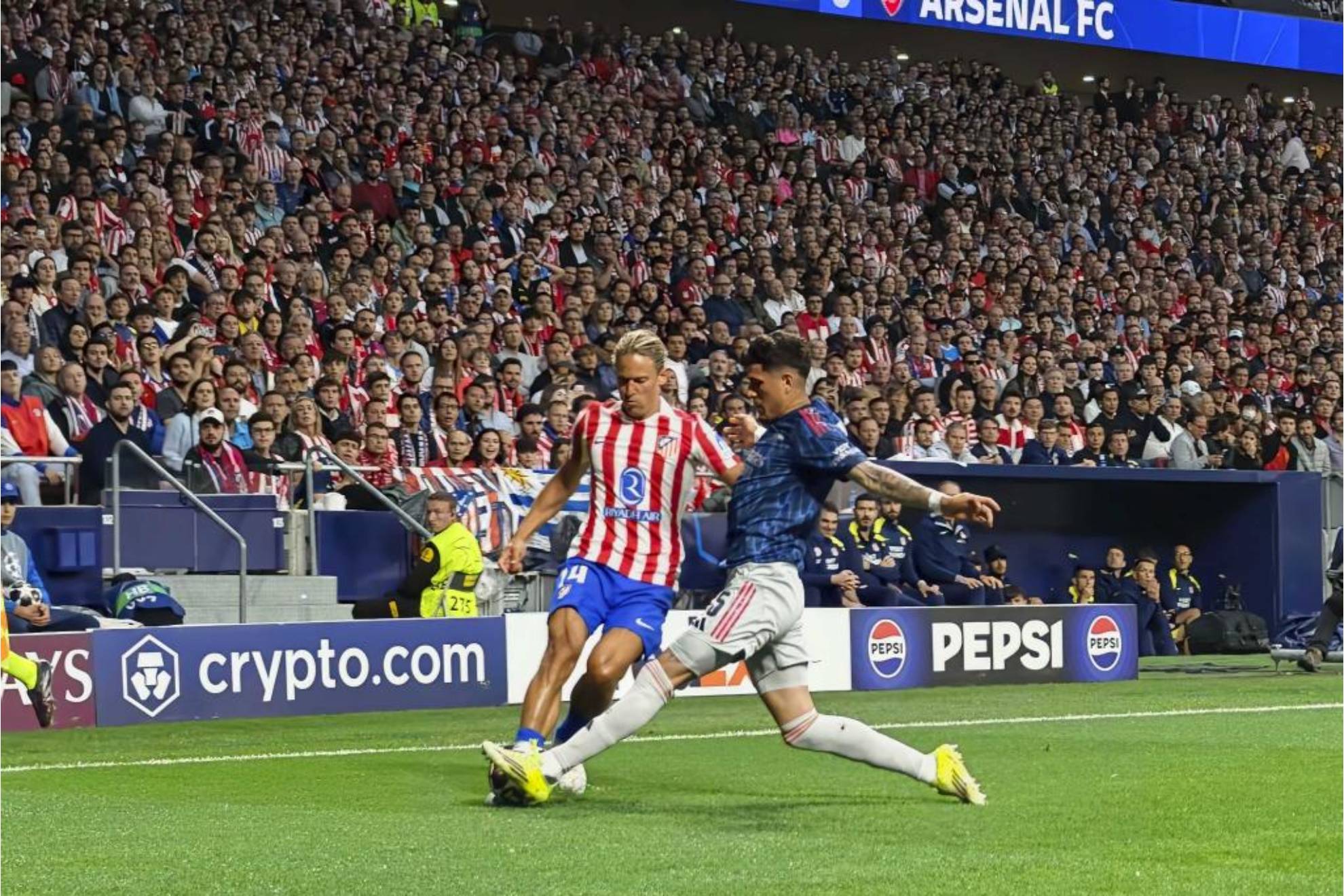 Llorente lucha por el balón con un jugador del Arsenal.