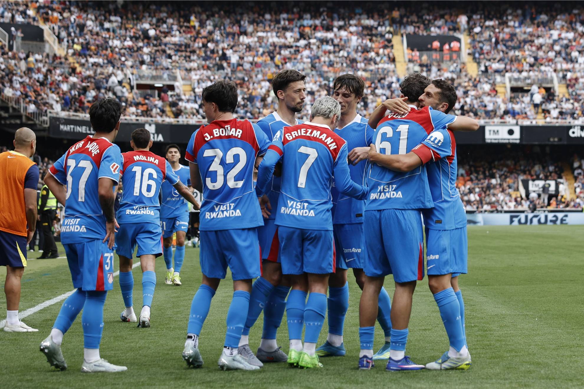 Griezmann celebra con sus compañeros el segundo tanto del Atlético en Mestalla.