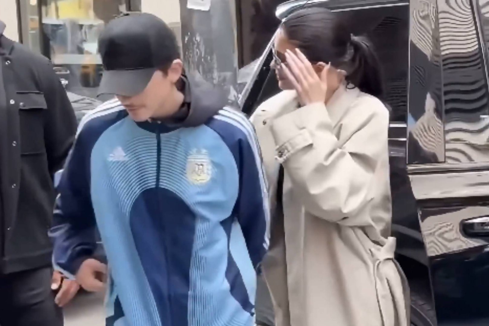Timothée Chalamet fue grabado en Nueva York de la mano de Kylie Jenner. El famoso actor lució una chaqueta de chándal de la selección de fútbol de Argentina.