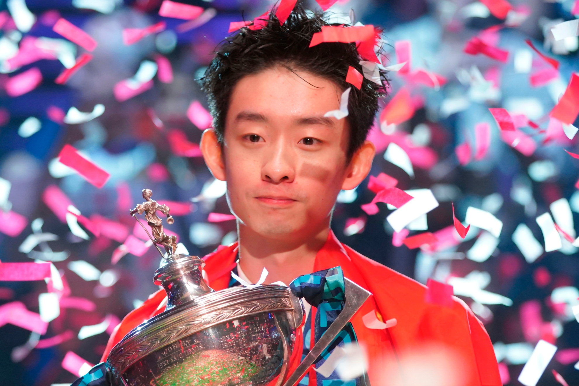 Wu Yize posa con el trofeo de campeón del mundo de snooker.
