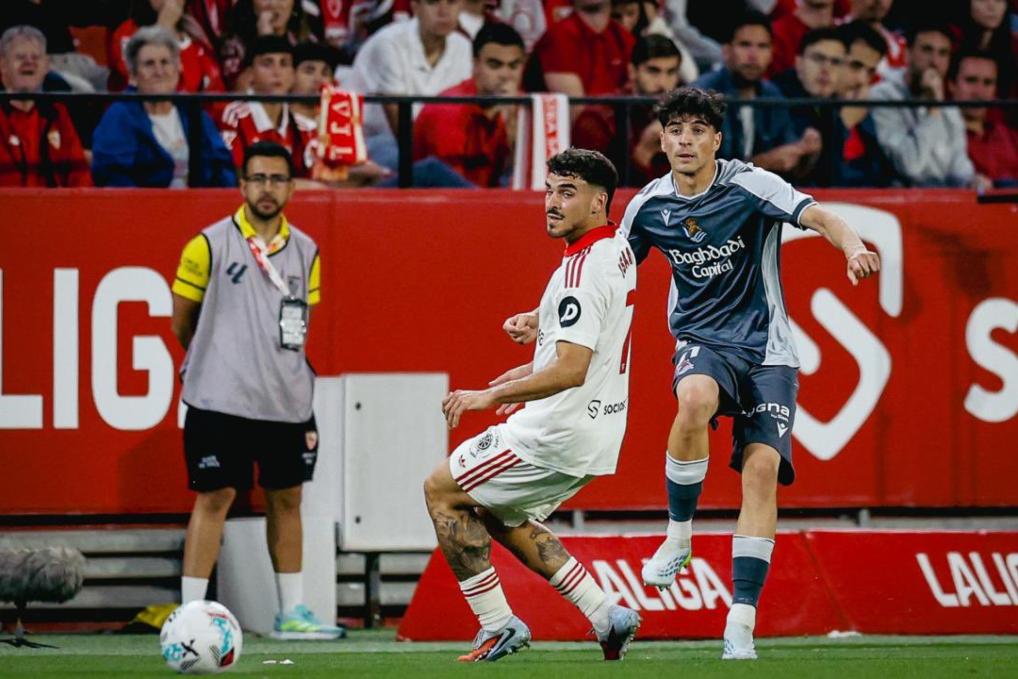Jon Martín, en una acción ante Isaac en el partido contra el Sevilla en el Pizjuán.