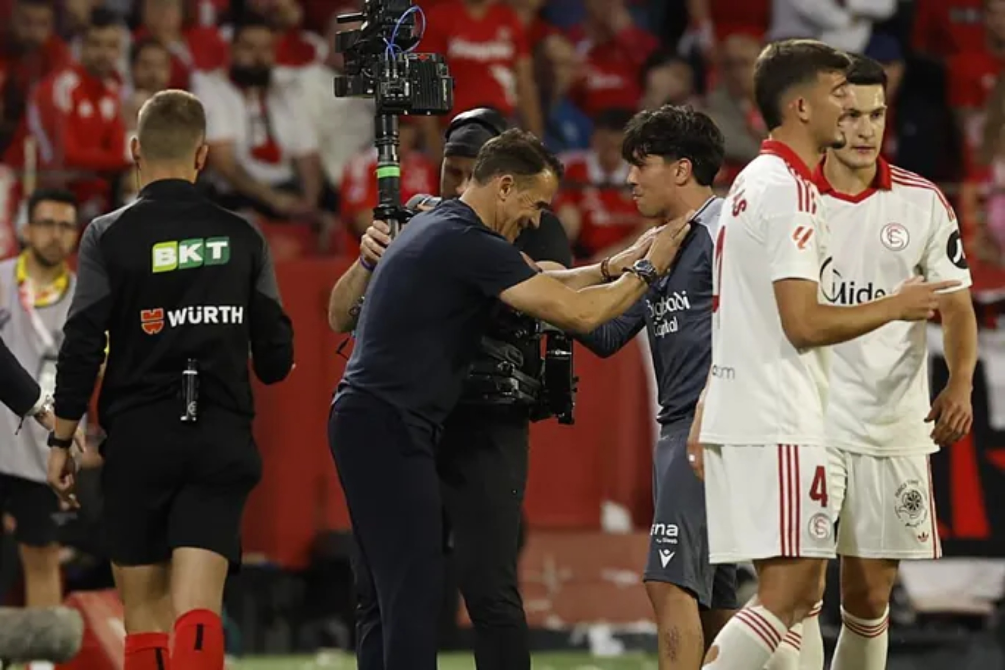 Jon Mikel Aramburu y Luis García Plaza charlan tras la acción en al que el 2 vio tarjeta amarilla.