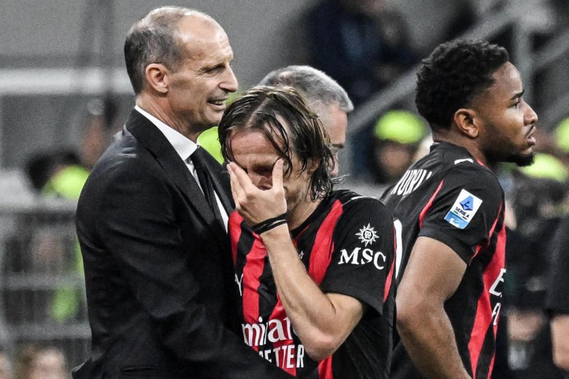 Luka Modric, junto a 'Max' Allegri, en el momento de ser sustituido tras sufrir una fractura de pómulo.