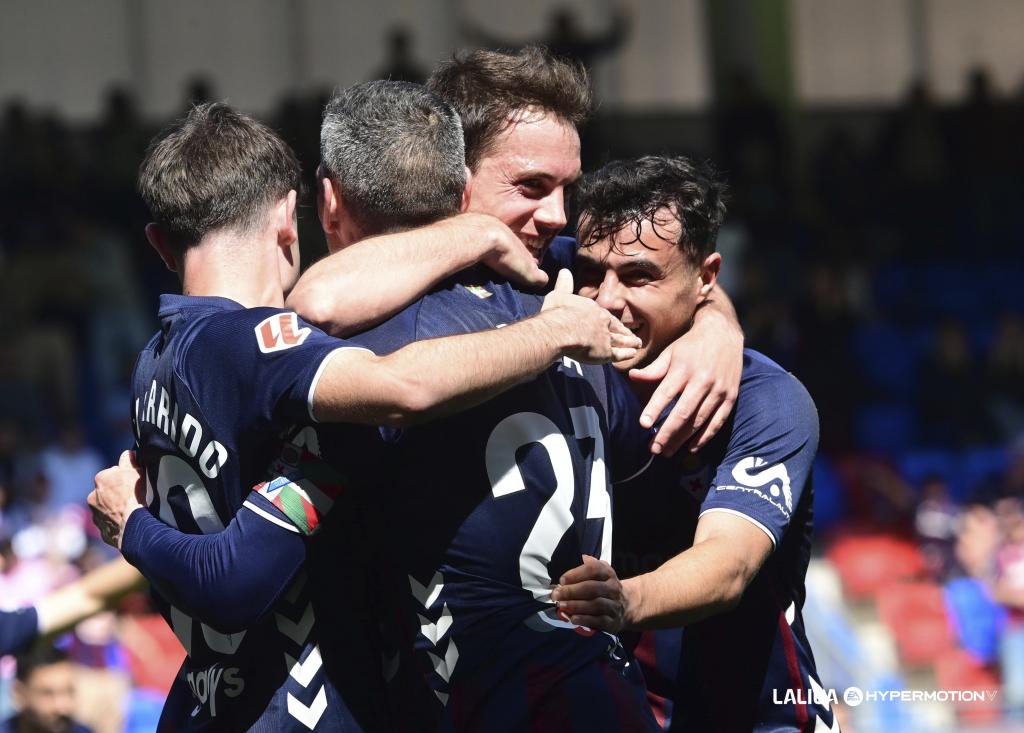 Los jugadores del Eibar celebran un gol.