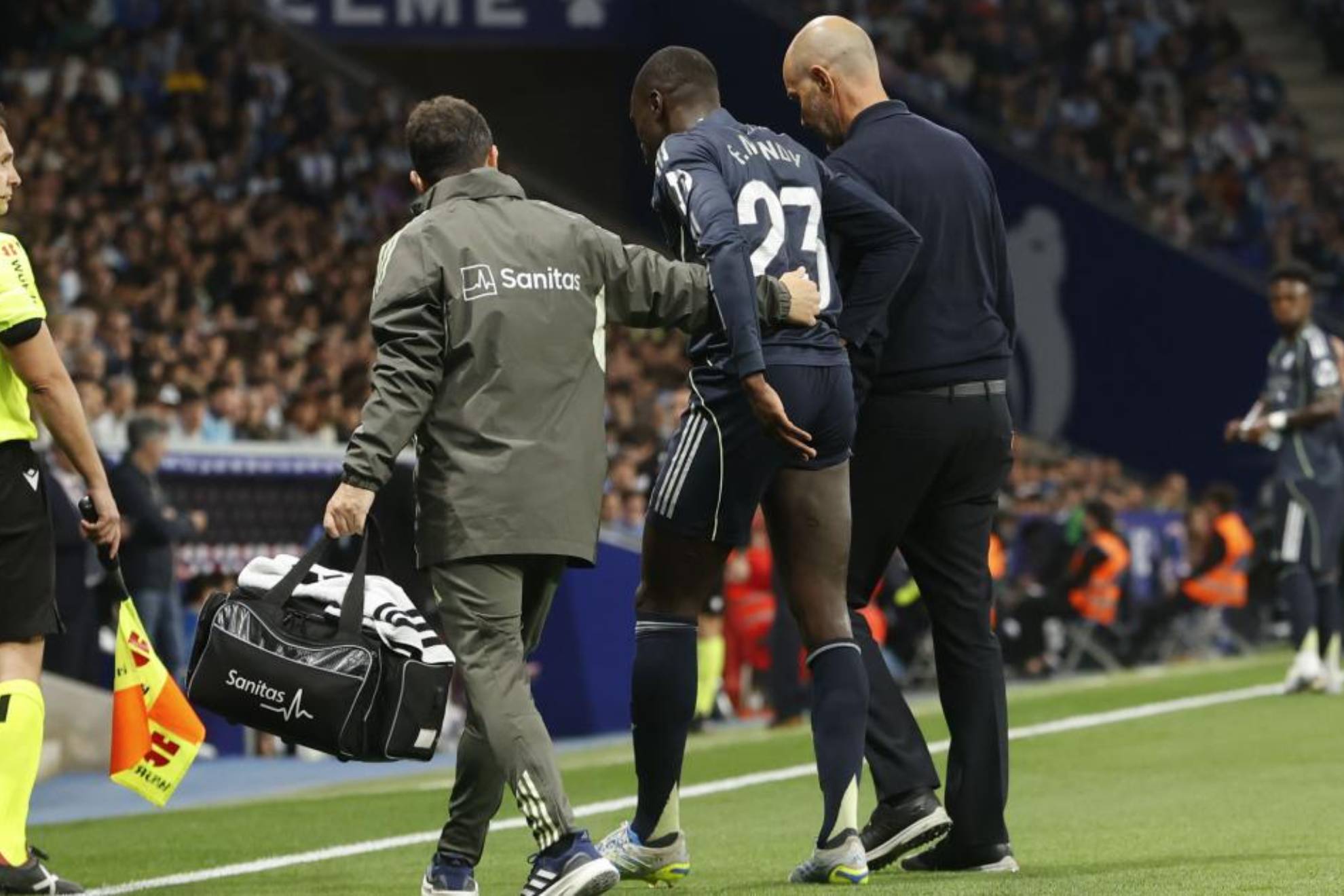 Mendy se retira lesionado en el partido ante el Espanyol.