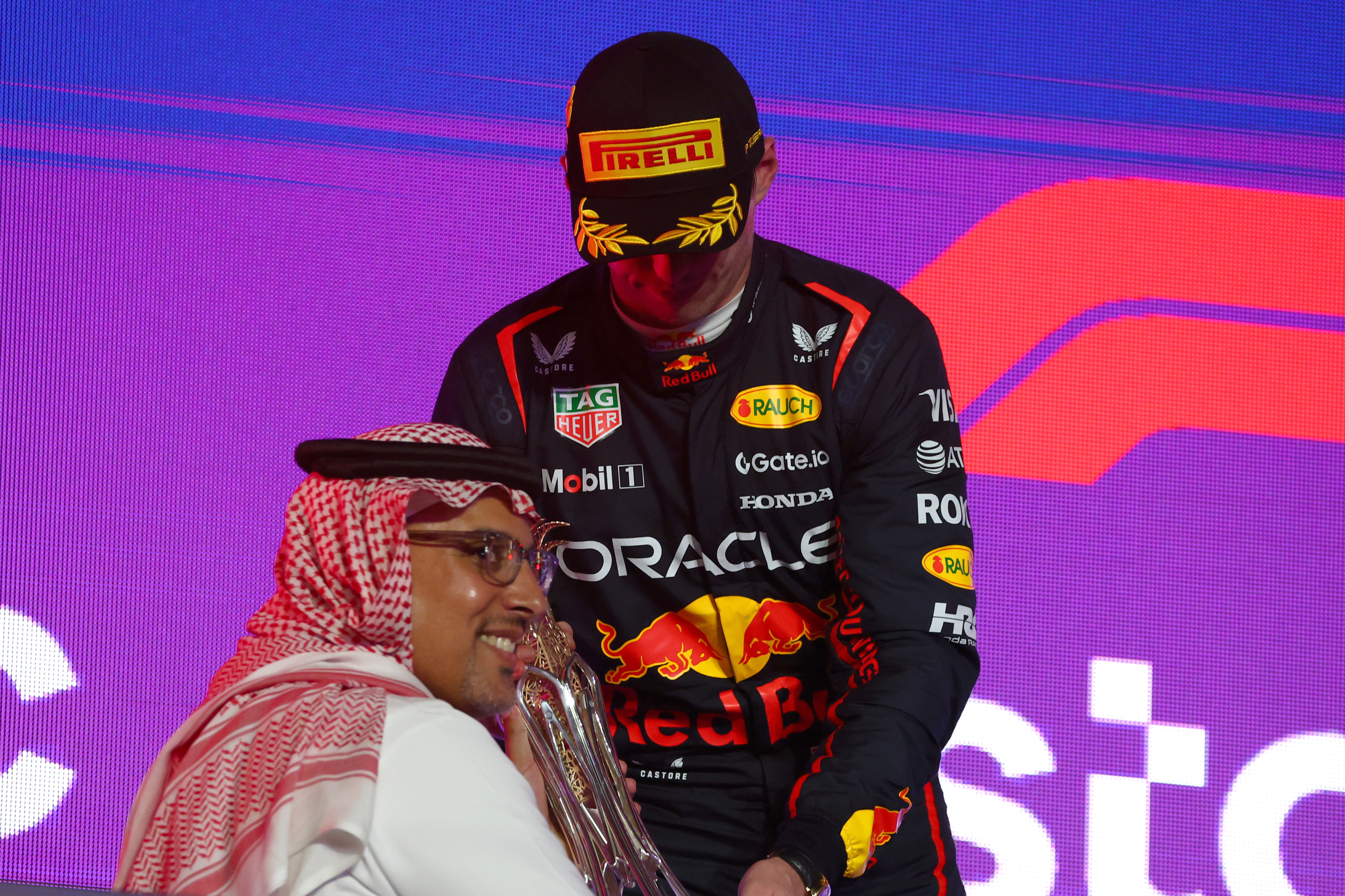 El príncipe Khalid entrega el trofeo a Max Verstappen en el GP de Arabia Saudita de 2025