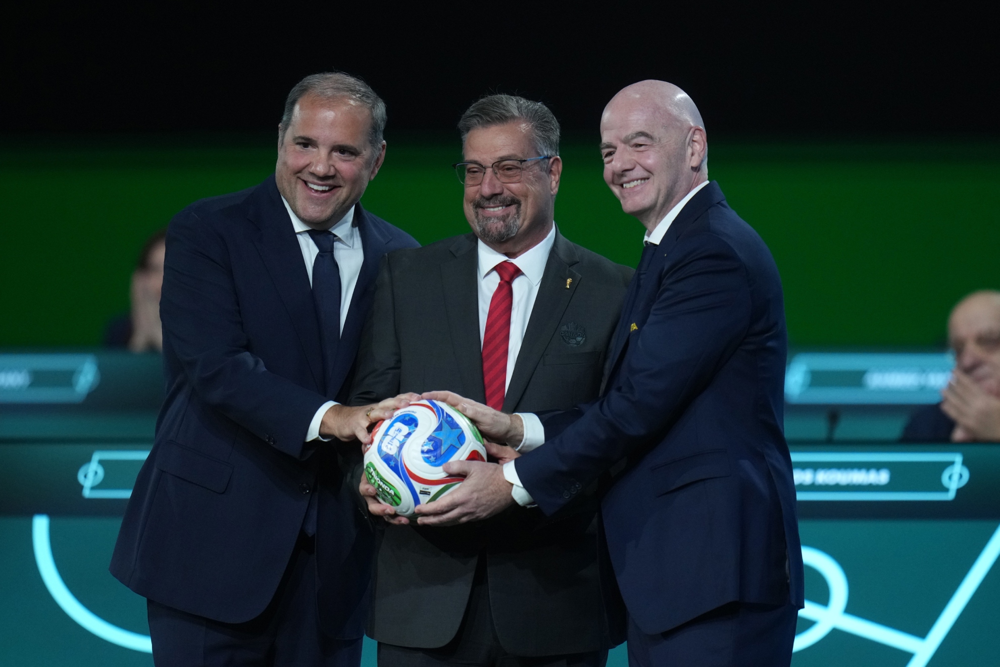 Victor Montagliani, vicepresidente de la FIFA y presidente de la CONCACAF, Peter Augruso, presidente de Canada Soccer, y el presidente de la FIFA, Gianni Infantino.