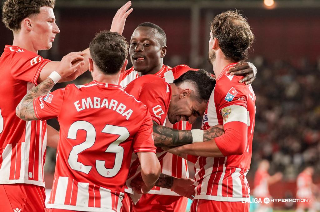 Los jugadores del Almería celebran un gol.