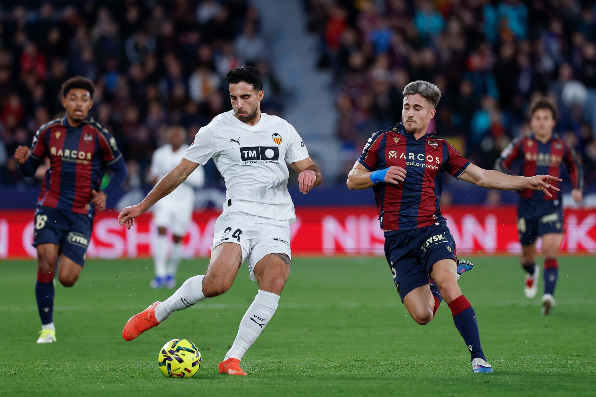 Comert, ante Iván Romero durante el  partido Levante - Valencia.