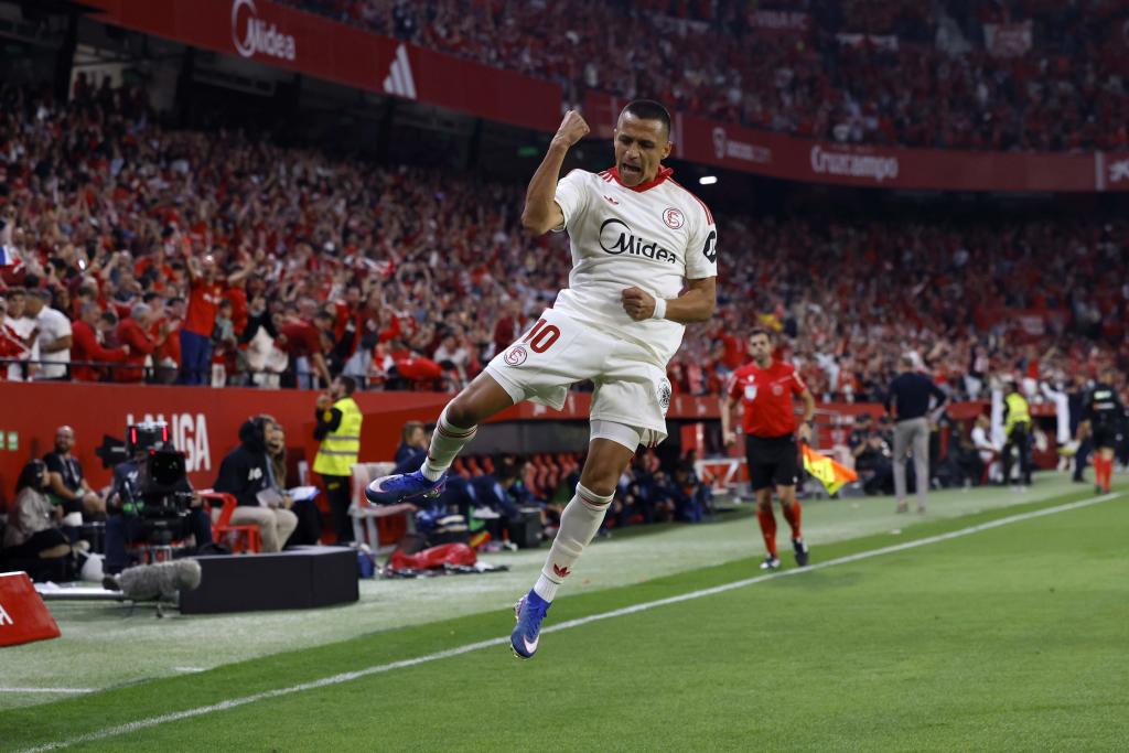El delantero chileno del Sevilla Alexis Sánchez celebra tras anotar el primer gol del equipo durante el partido de la jornada 34 de LaLiga EA Sports.