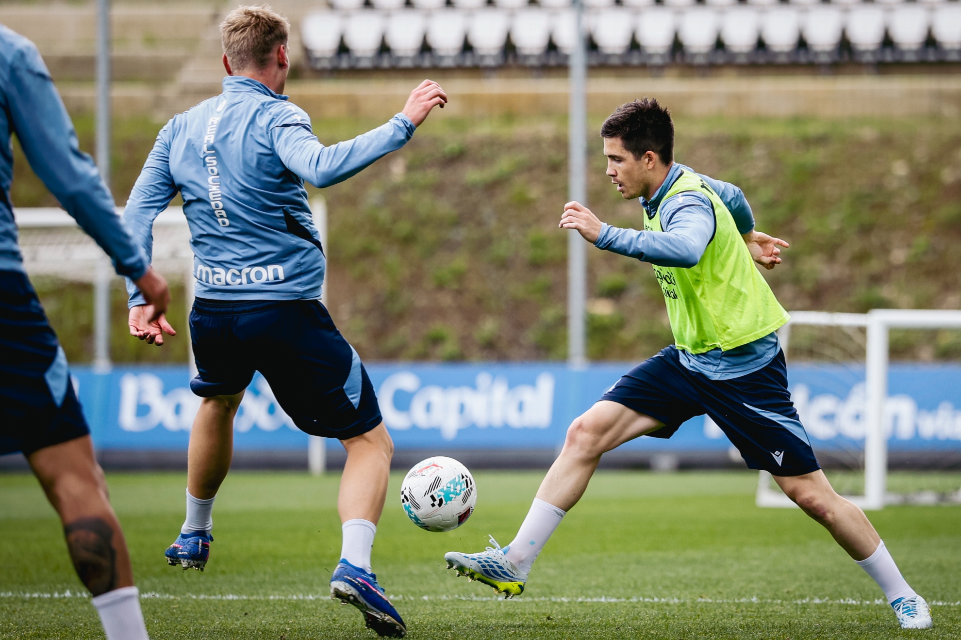 Igor Zubeldia encara a Óskarsson, en el entrenamiento de este martes en Zubieta.