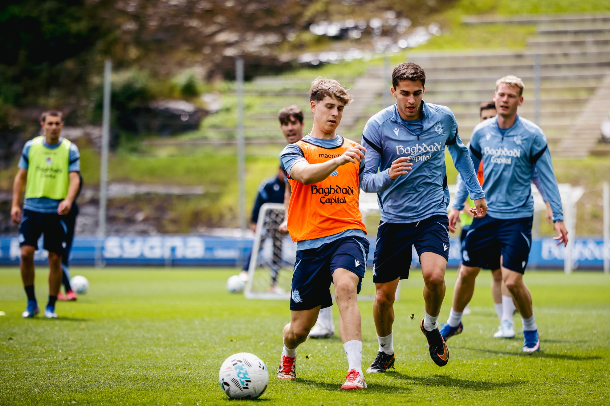 Iñaki Rupérez protege el balón de Zakharyan, en el entrenamiento de este martes.