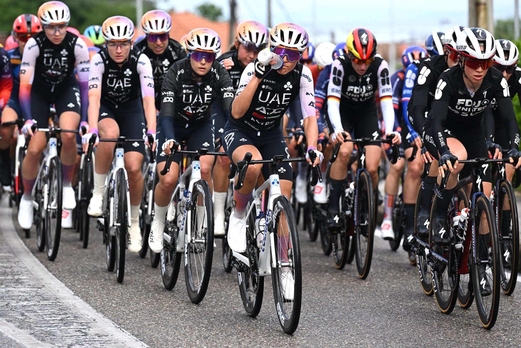 Mavi García, con UAETeam_ADQ durante LaVuelta.