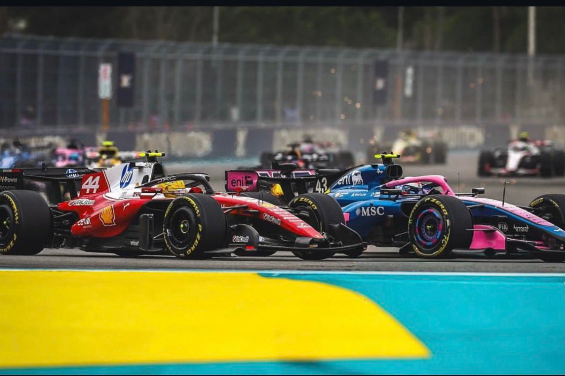 Lewis Hamilton y Franco Colapinto sacan los codos en el GP de Miami.