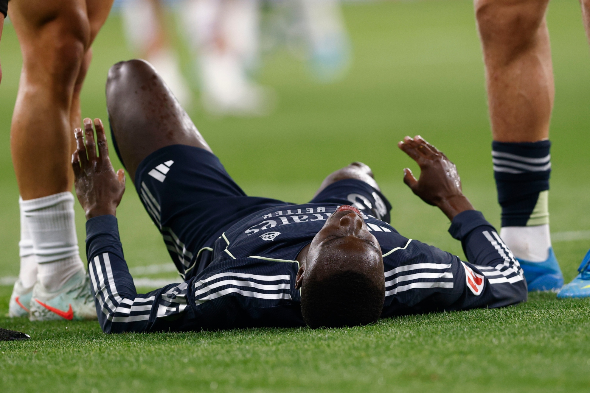 Mendy, tumbado en el césped tras la última lesión frente al Espanyol.