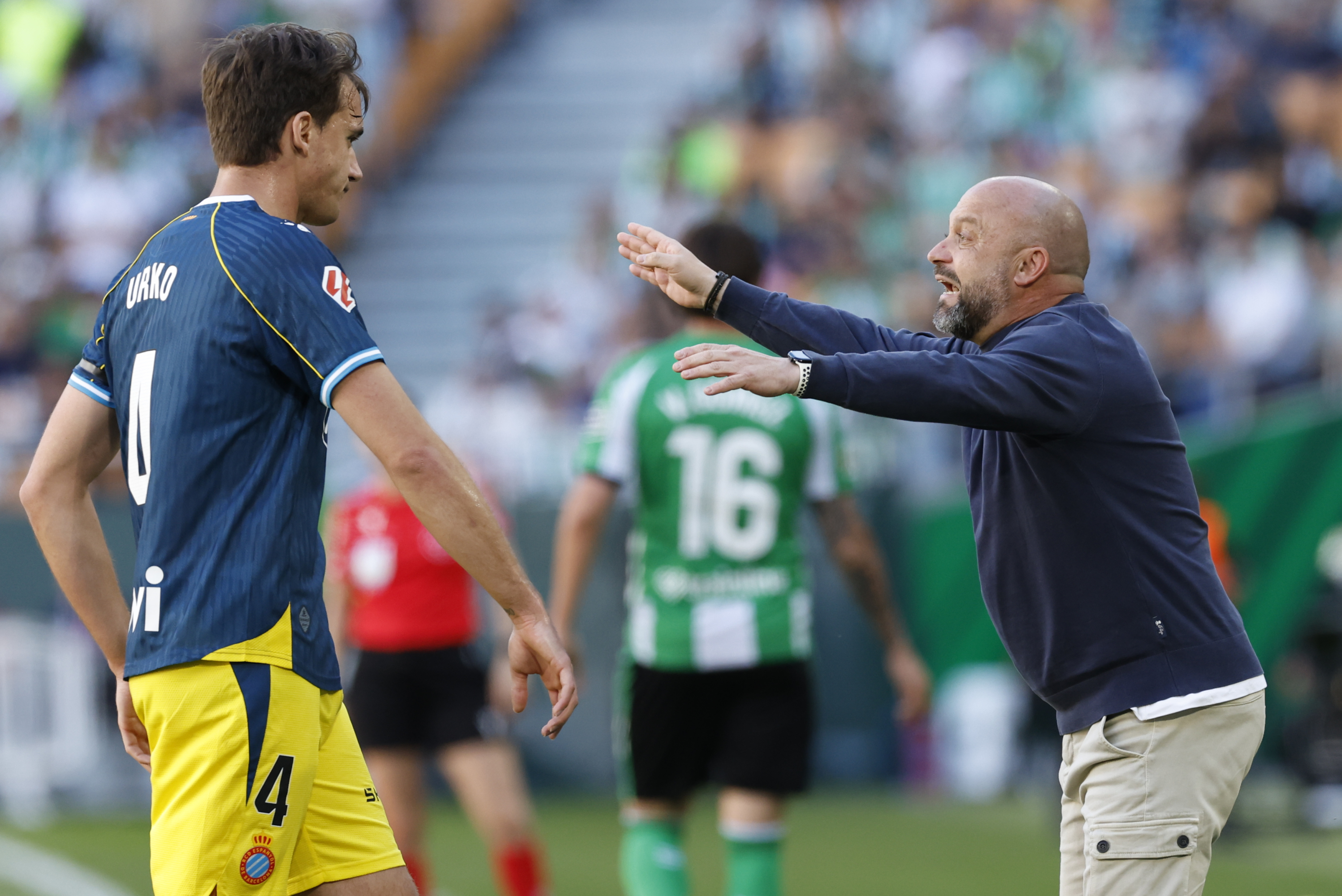 Manolo González da indicaciones a Urko en el partido ante el Betis