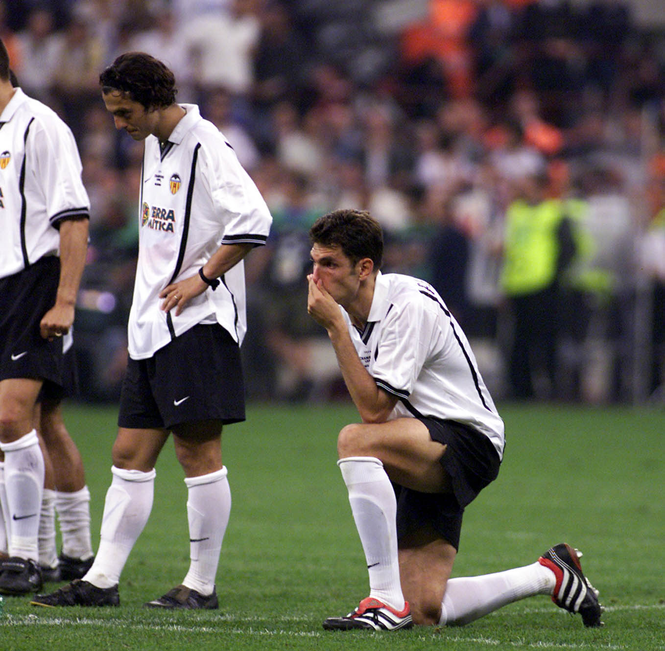 Pellegrino and Zahovic, devastated after the defeat on penalties against Bayer.