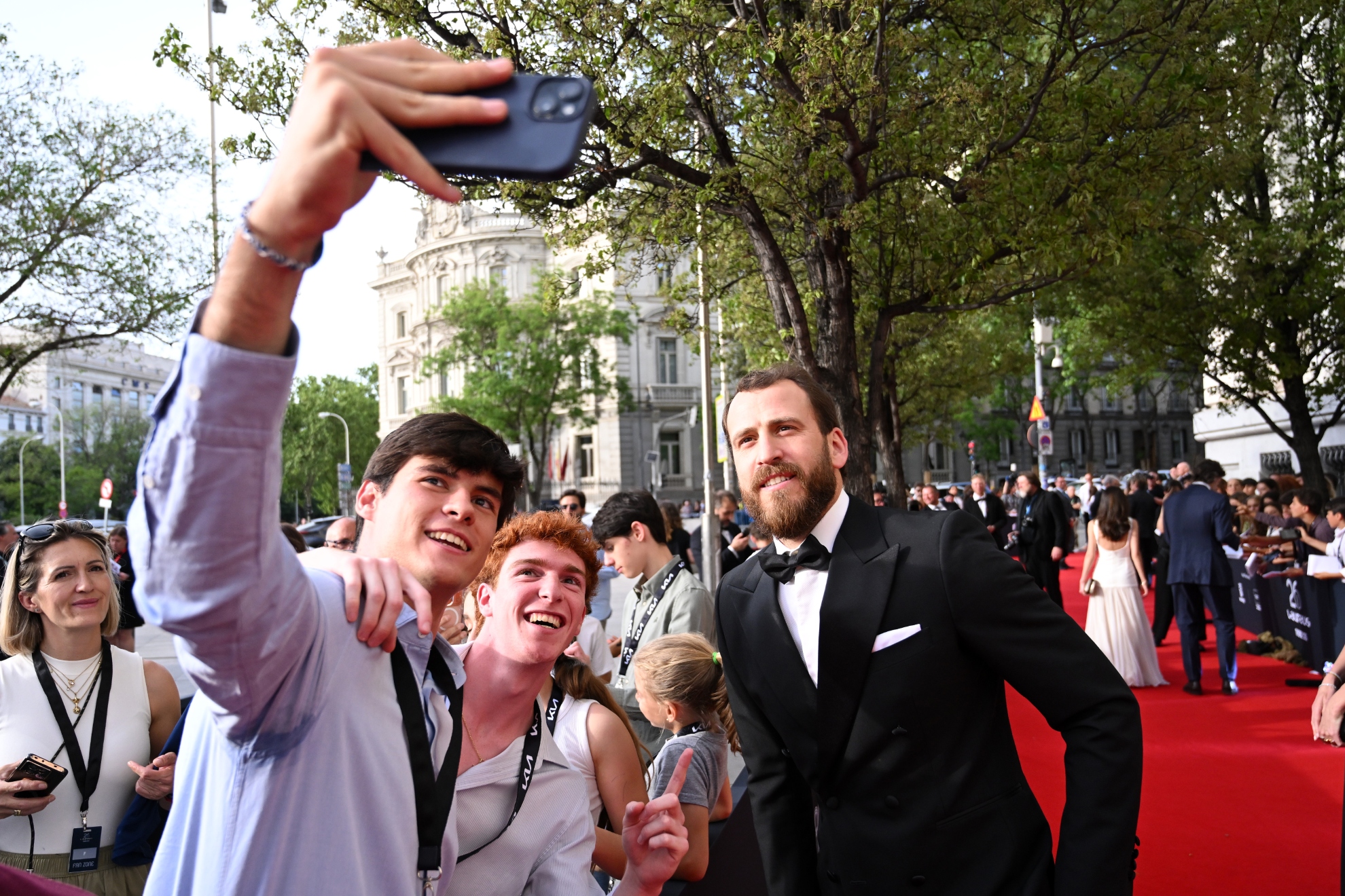 Dos aficionados se hacen un selfie con Sergio Rodríguez.