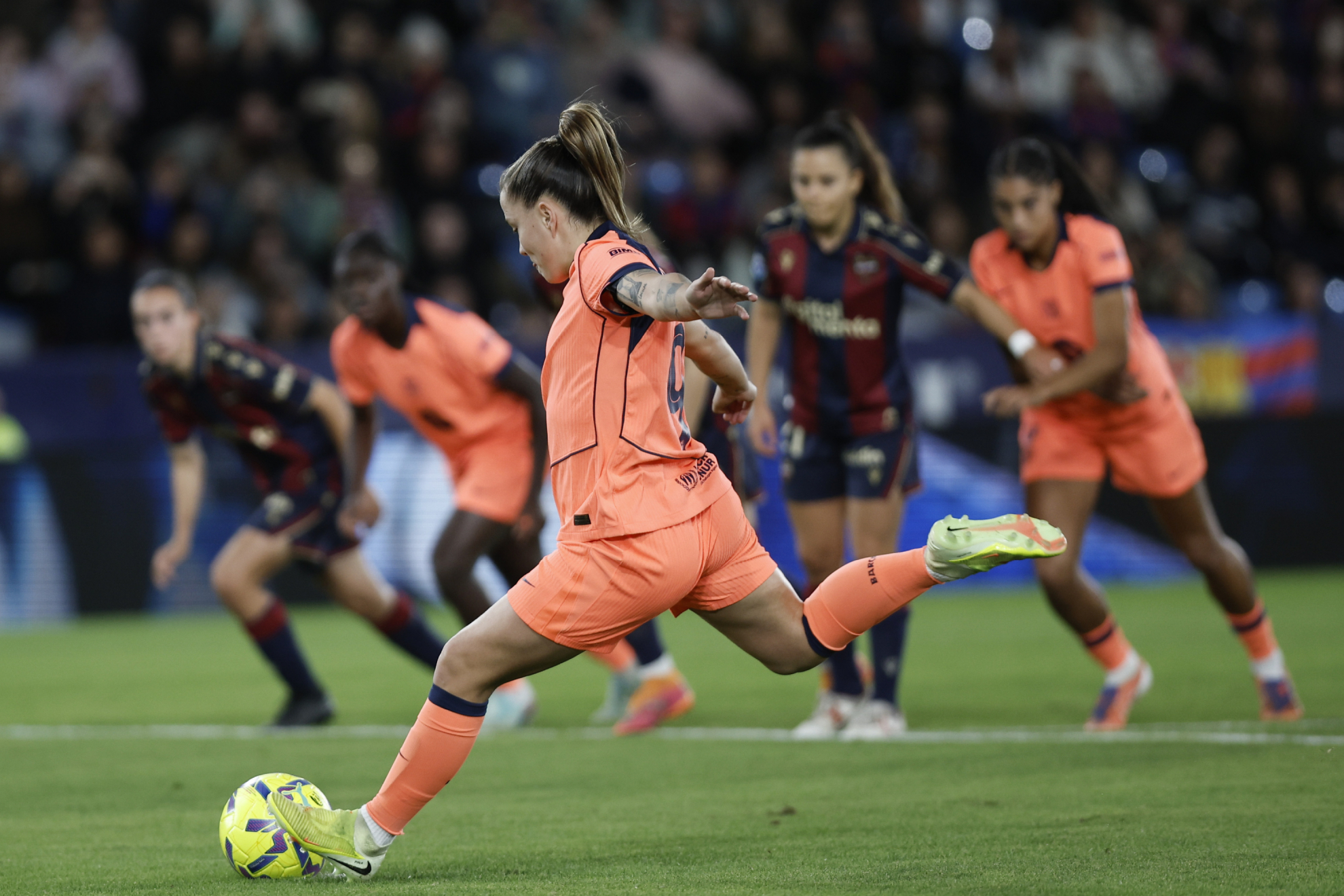 Claudia Pina anota un penalti ante el Levante en el Ciutat de Valencia EFE