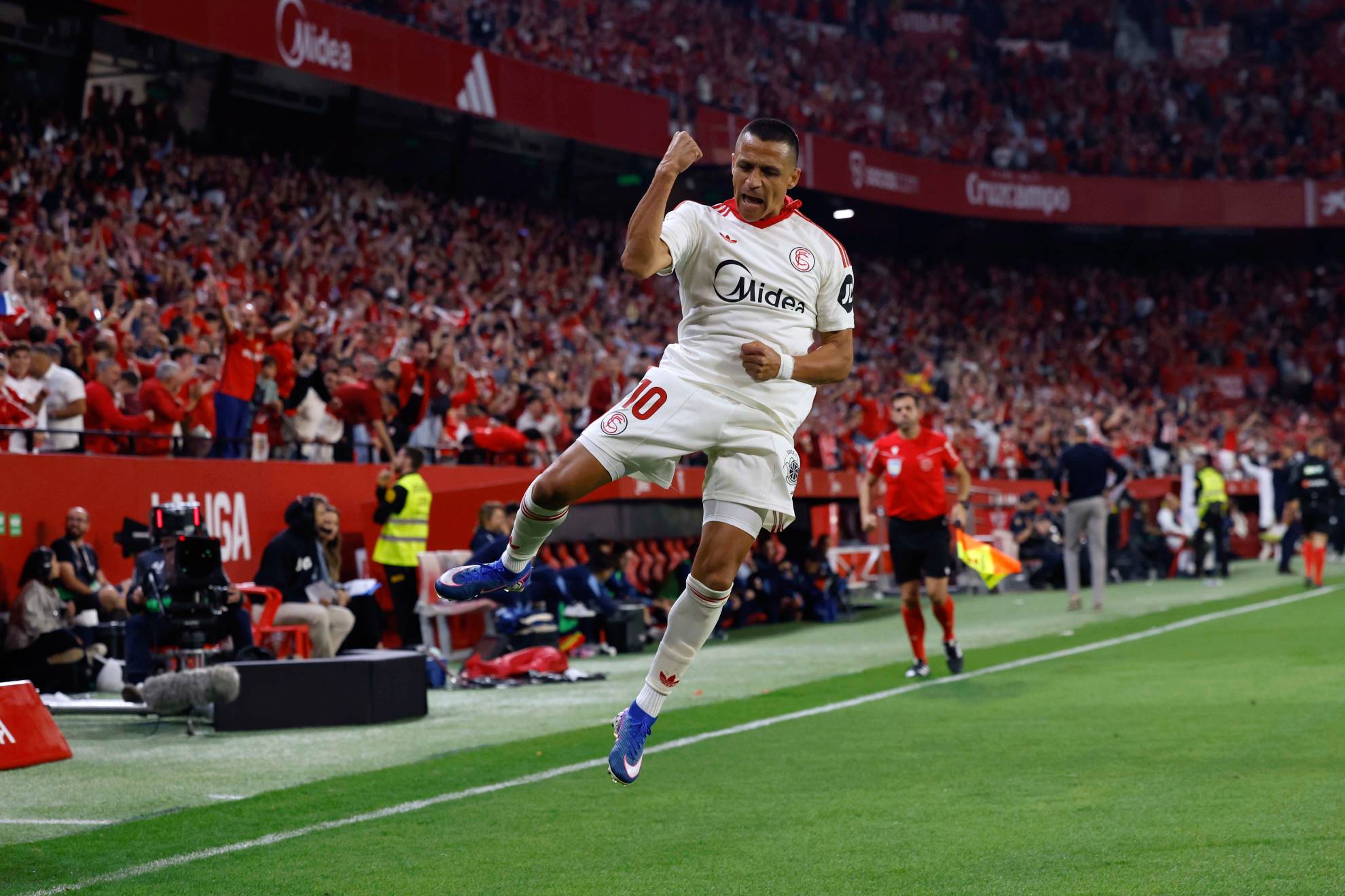 Alexis Sánchez celebra el tanto de la victoria ante la Real Sociedad.