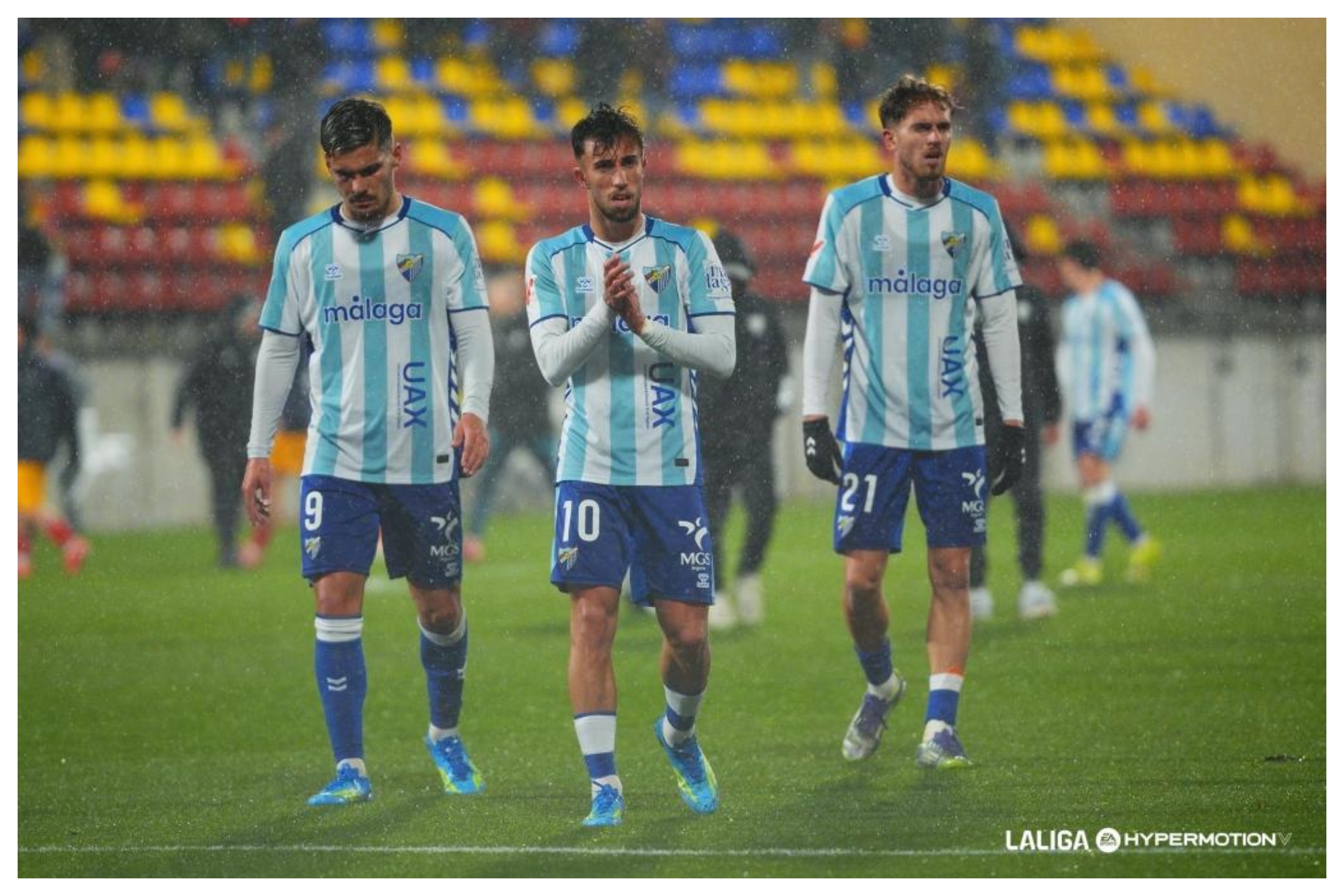 Chupete y Adrián Niño, flanqueando a Larrubia, tras el partido en Andorra