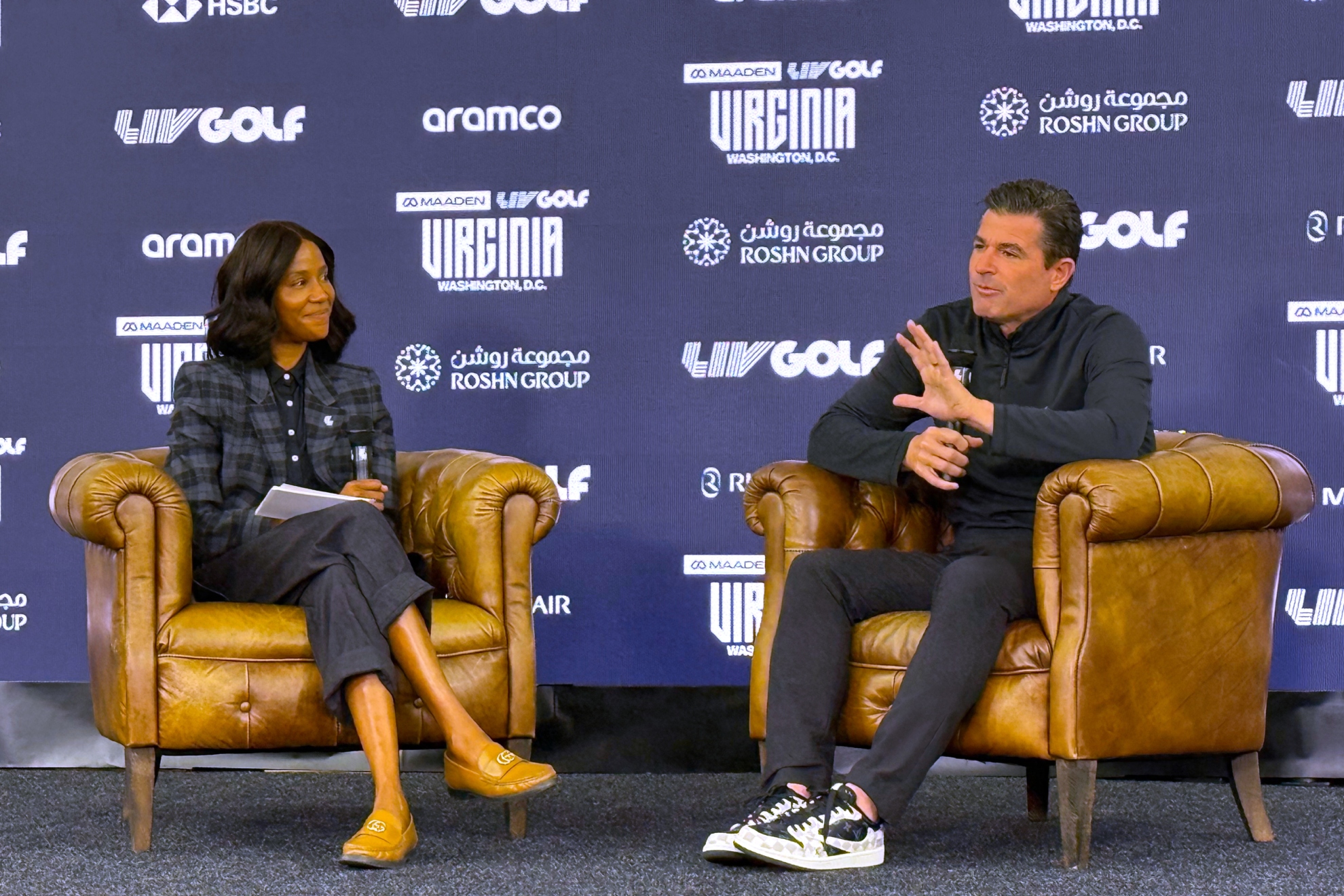 Ilana Finley, dircom de LIV Golf y el CEO Scott O'Neil hoy en Trump National Golf Club.