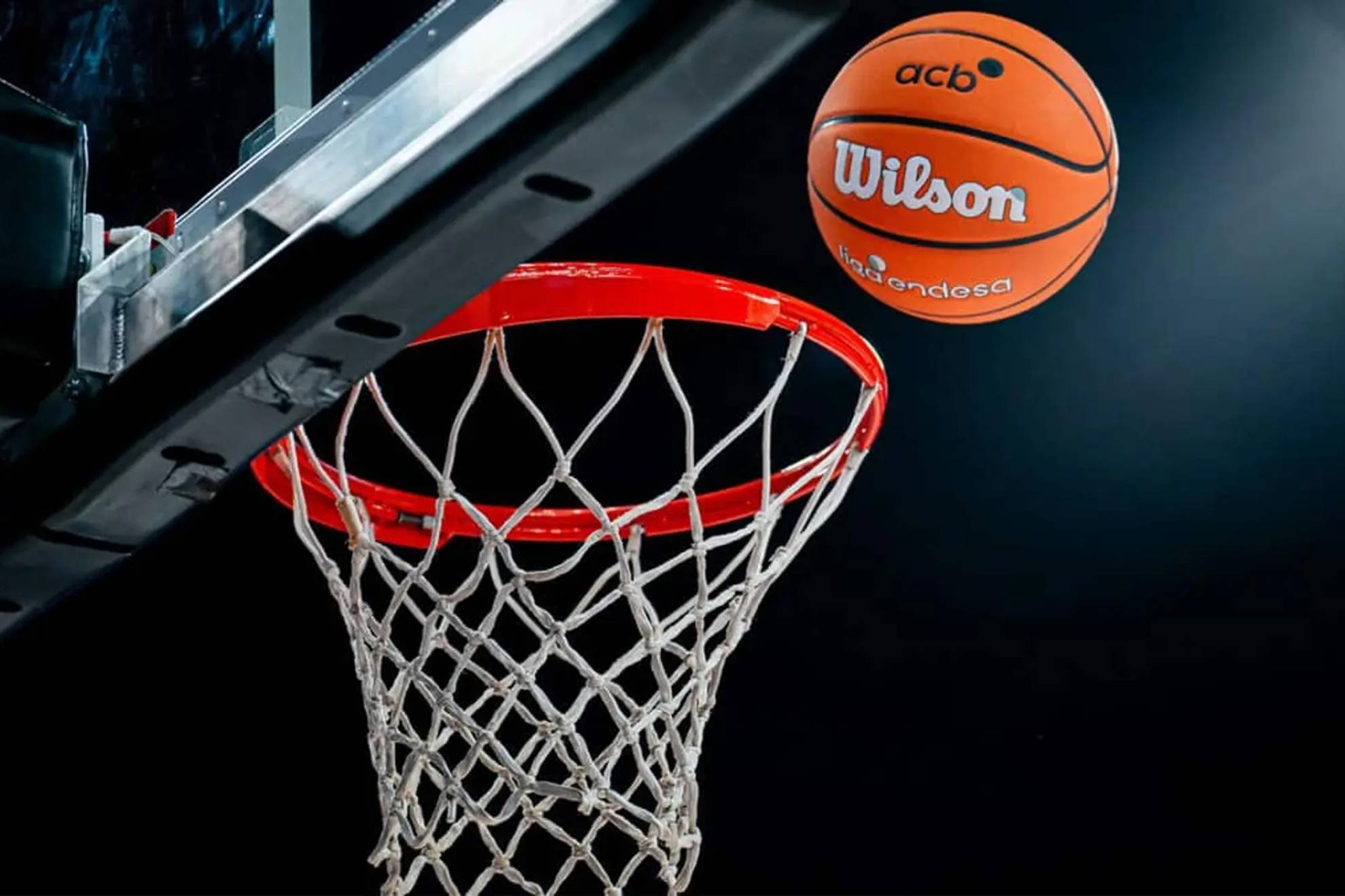 Un balón, a punto de entrar en la canasta durante un encuentro de la Liga Endesa. ACB PHOTO