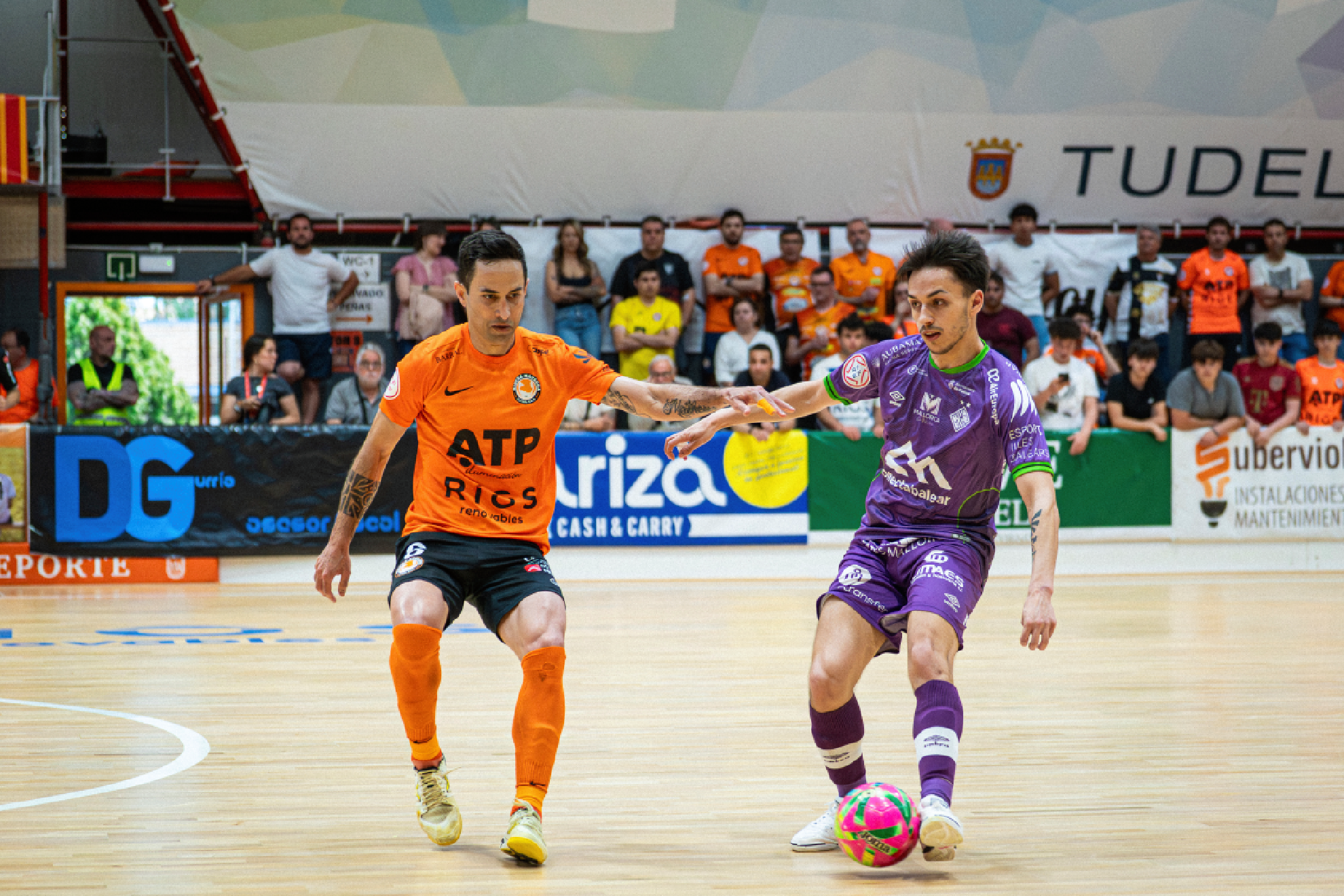David Peña disputes the ball against Tudelano Ribera Navarra