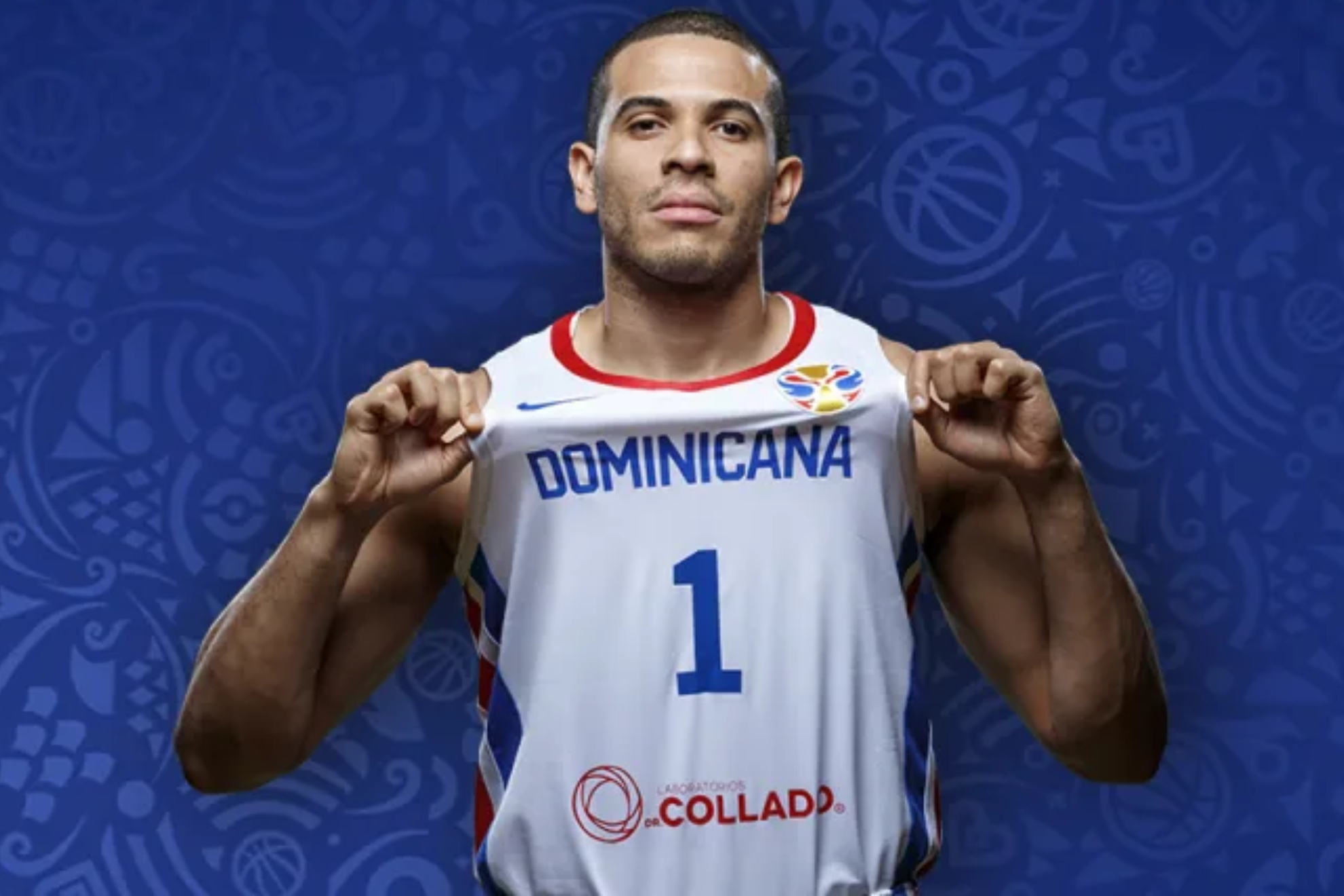 Dagoberto Peña posando con la camiseta de la selección de la República Dominicana.