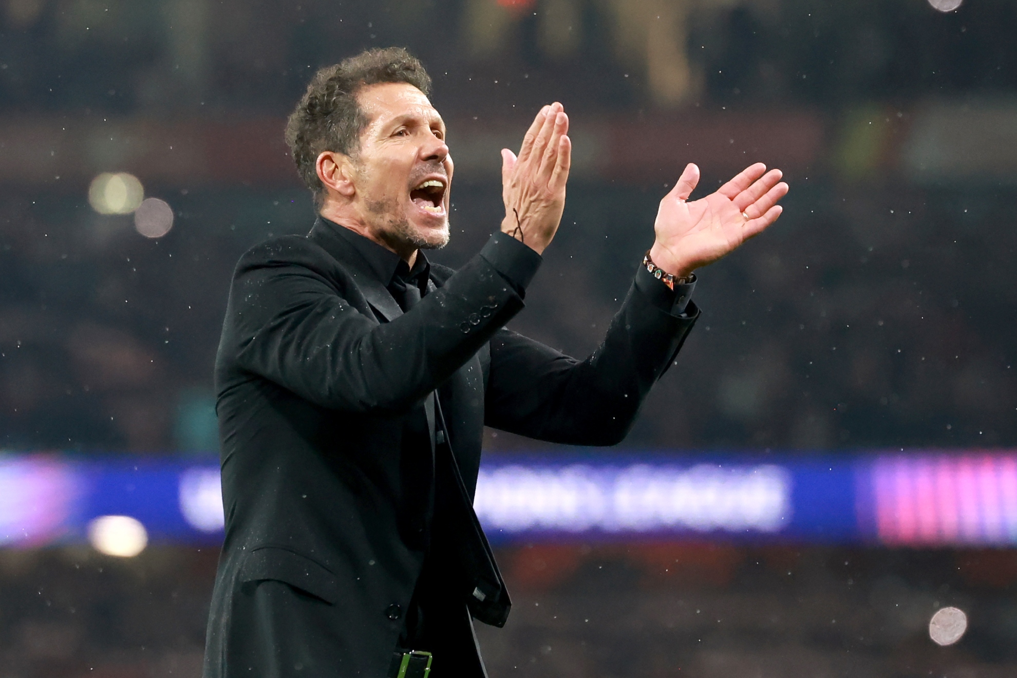 Simeone aplaude a la afición a la conclusión del partido.