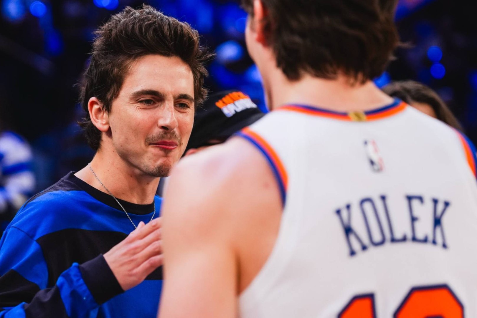 Timothée Chalamet apostó por la Meca del baloncesto antes que por la Met Gala 2026 para presenciar el partidazo entre Knicks y Sixers de los Playoffs NBA.