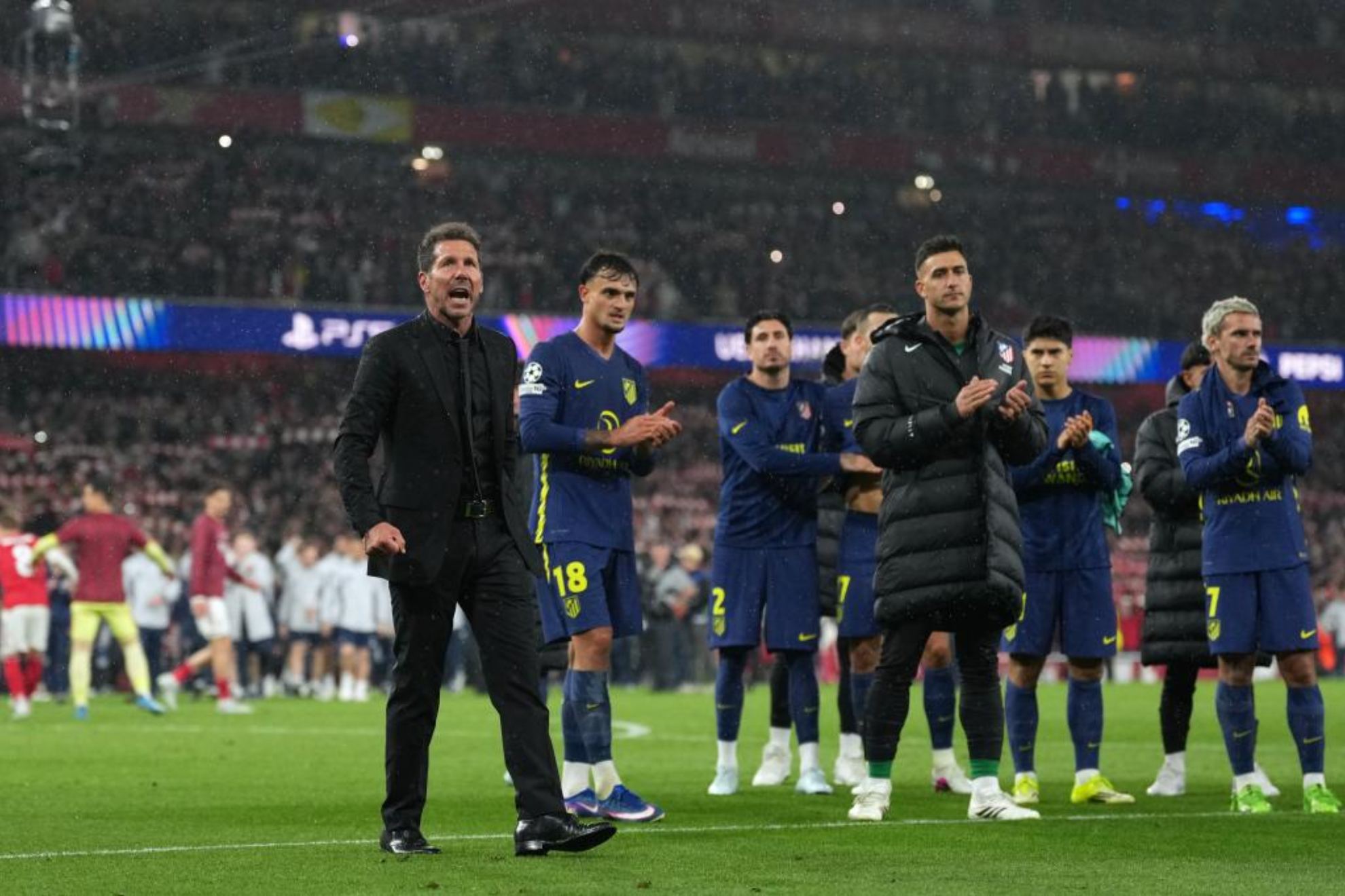 Simeone y los jugadores, al final del partido.