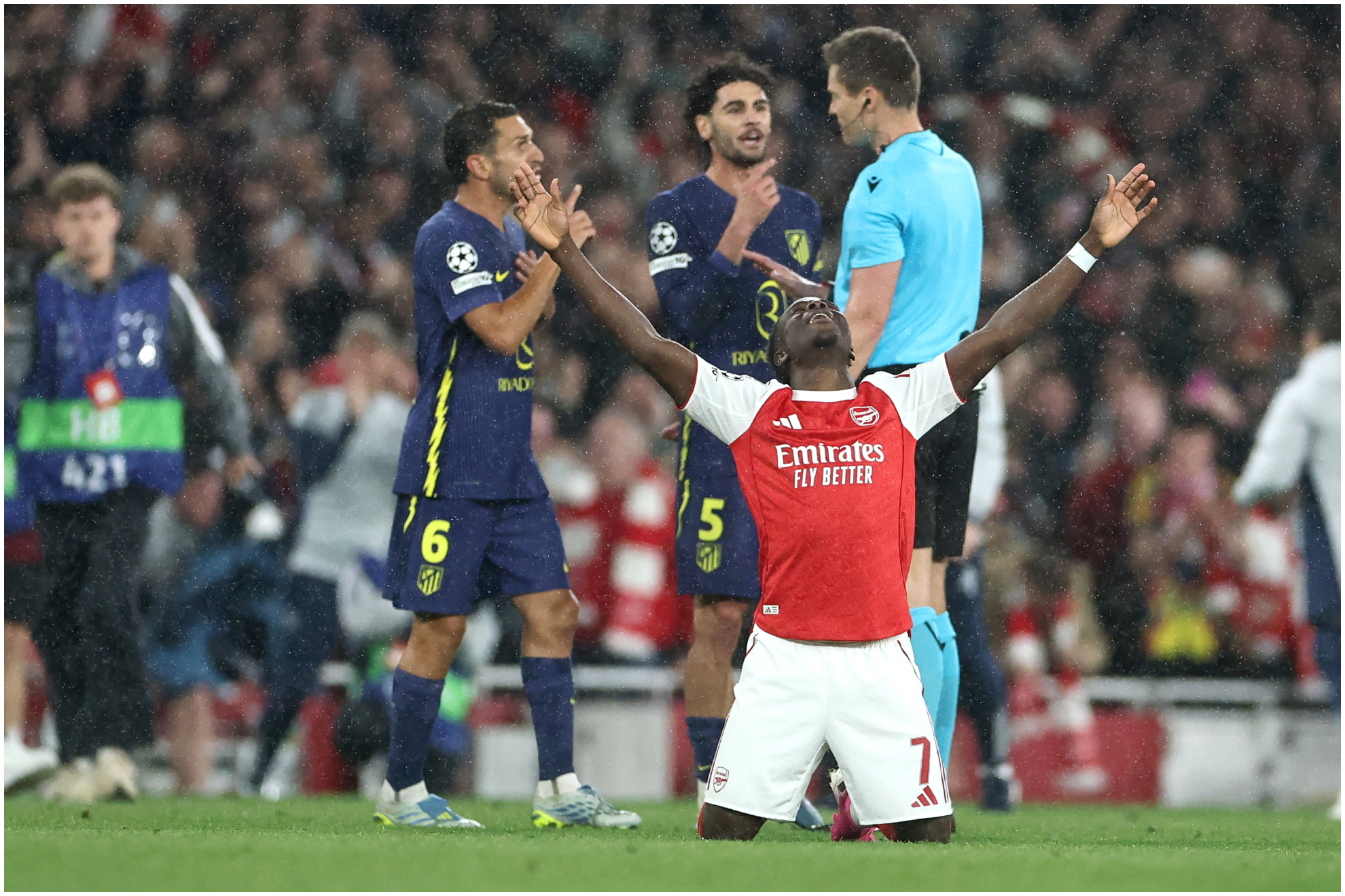 Saka celebra el final del partido.