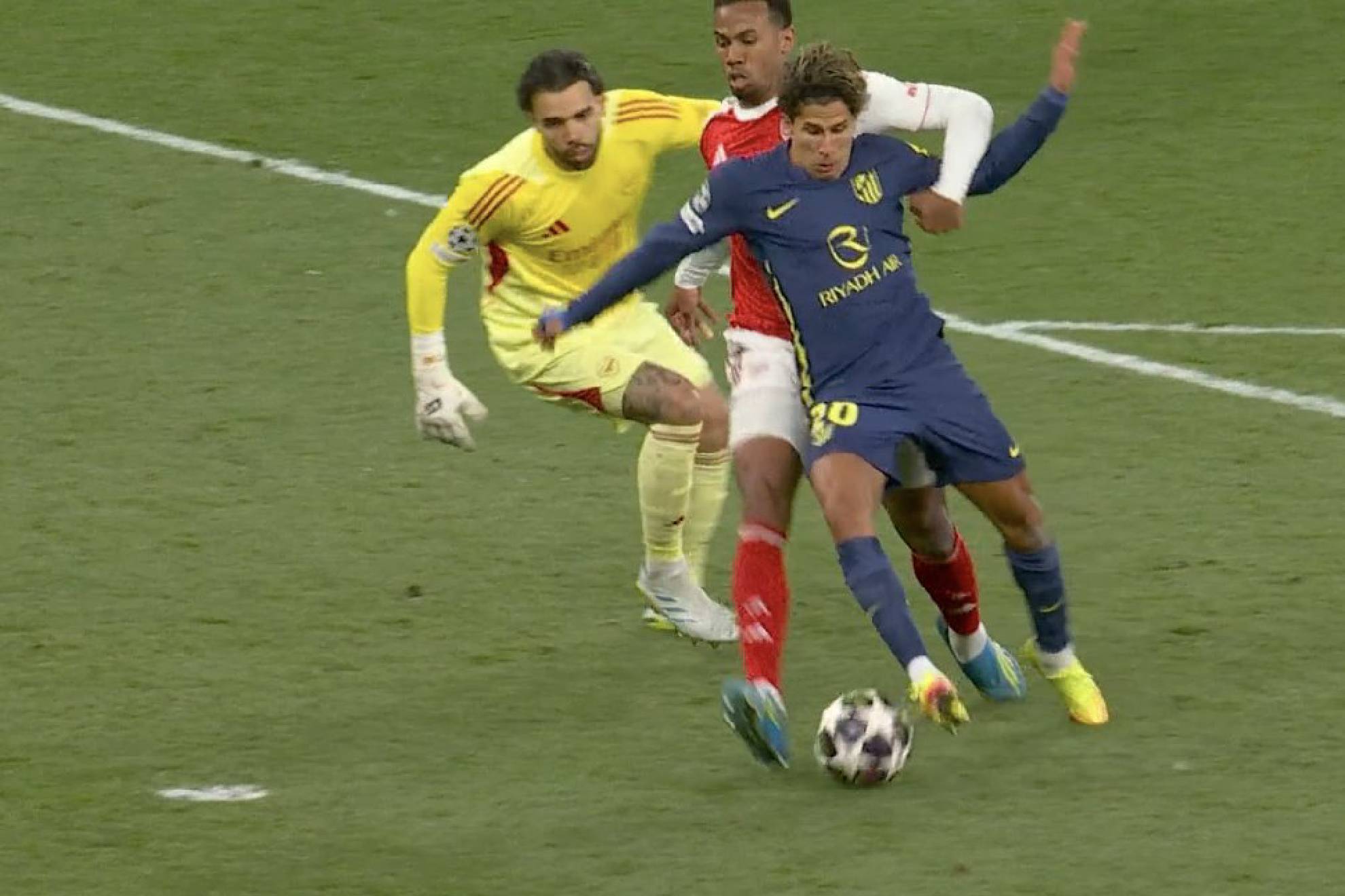 Gabriel was key for Arsenal to avoid a called goal from Giuliano Simeone: "When shooting it destabilizes me"
