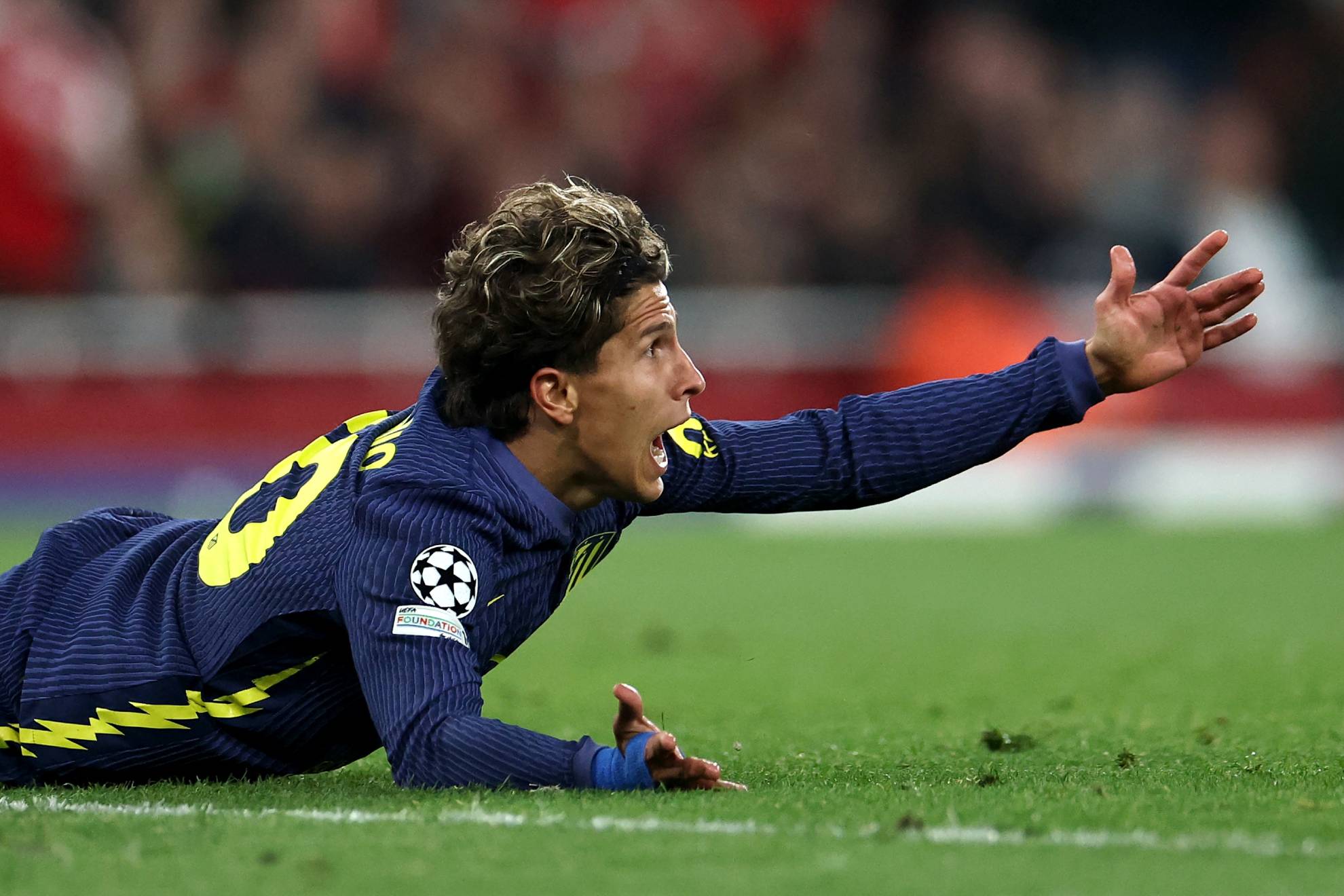 LONDON (United Kingdom), 05/05/2026.- Giuliano Simeone of Atletico claims to have been fouled during the UEFA Champions League semi-finals 2nd leg match Arsenal FC against Atletico de Madrid, in London, Britain, 05 May 2026. (Liga de Campeones, Reino Unido, Londres) EFE/EPA/NEIL HALL
