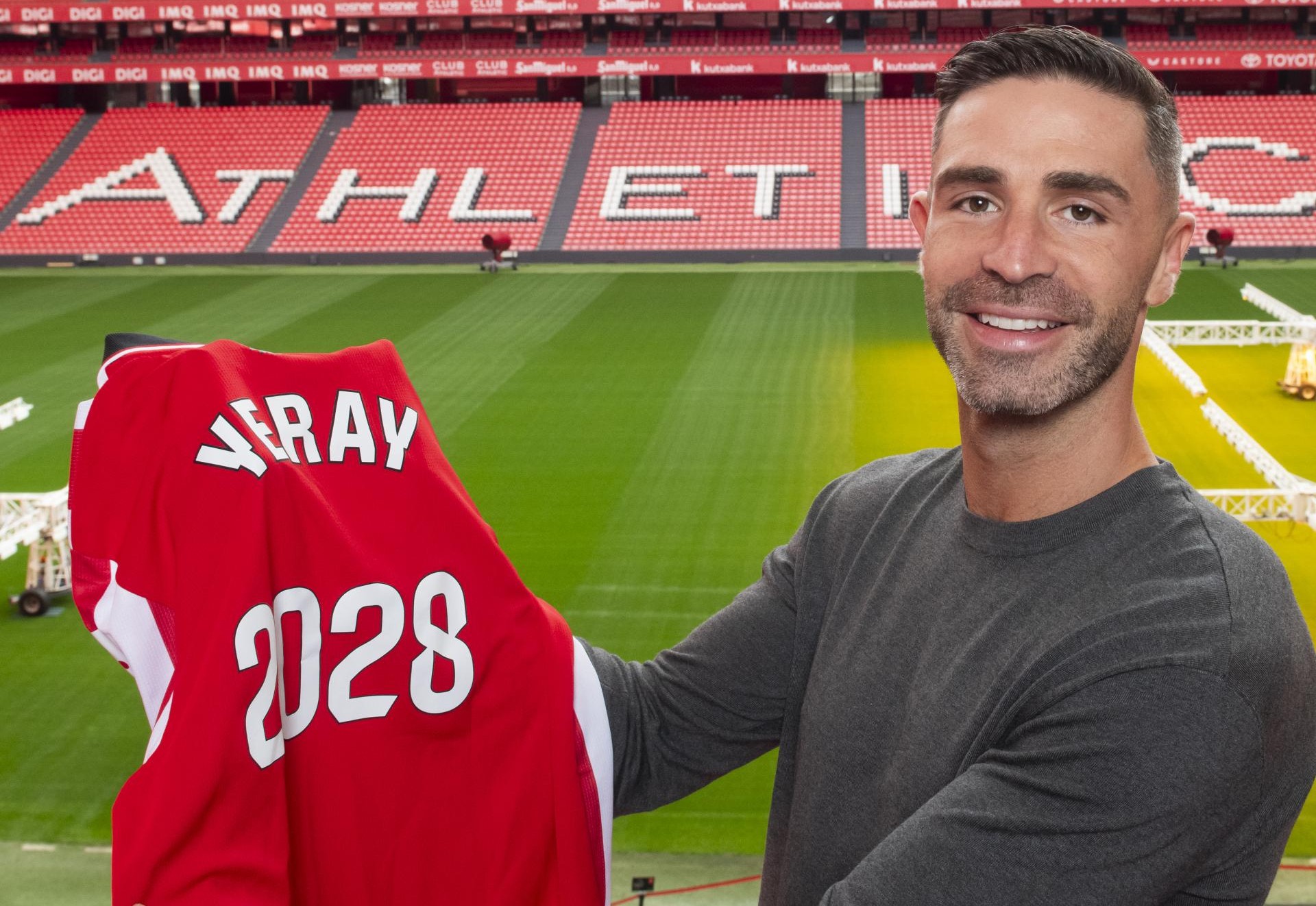 Yeray posa con una camiseta conmemorativa en San Mamés.