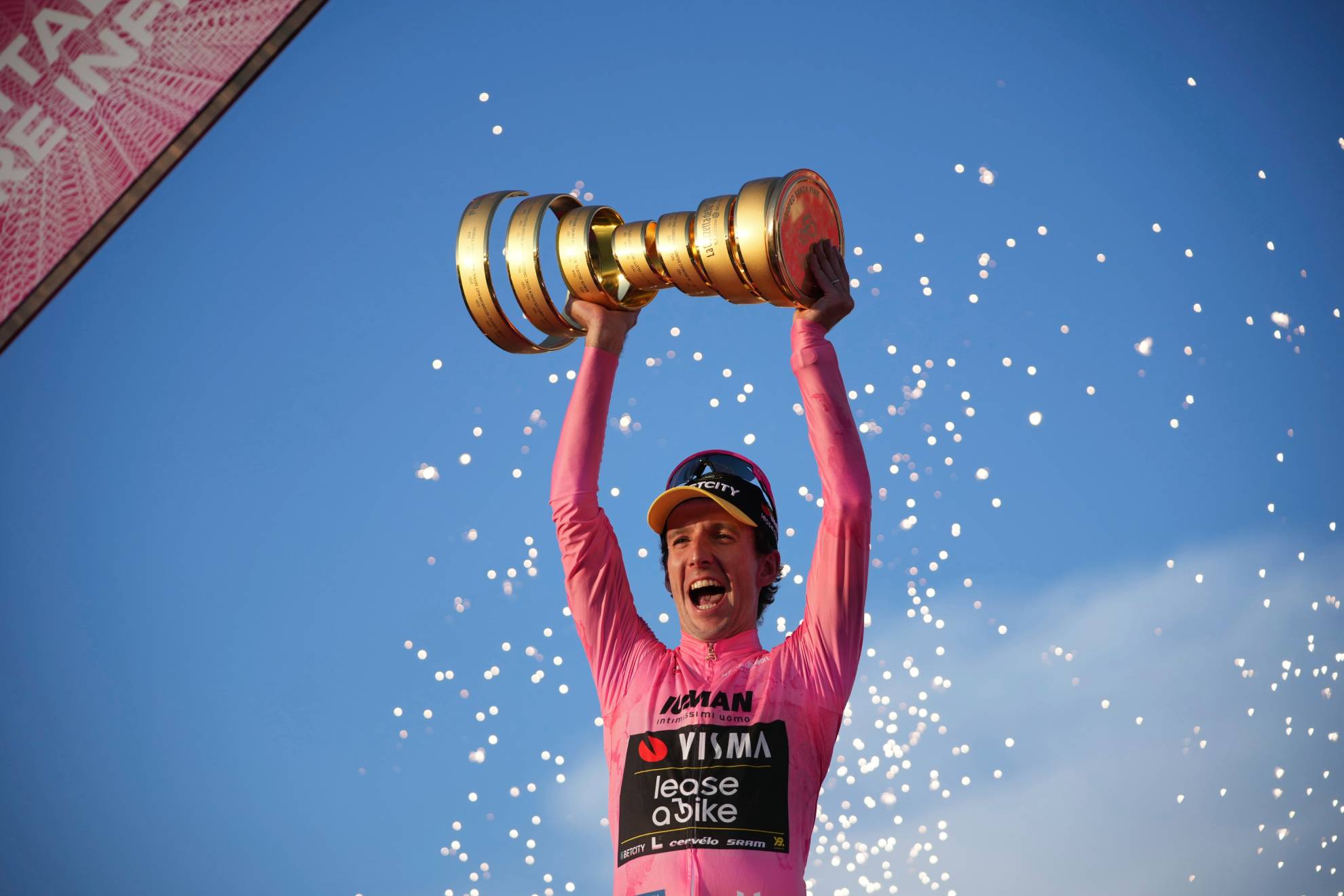 Simon Yates, con el trofeo del Giro de Italia.