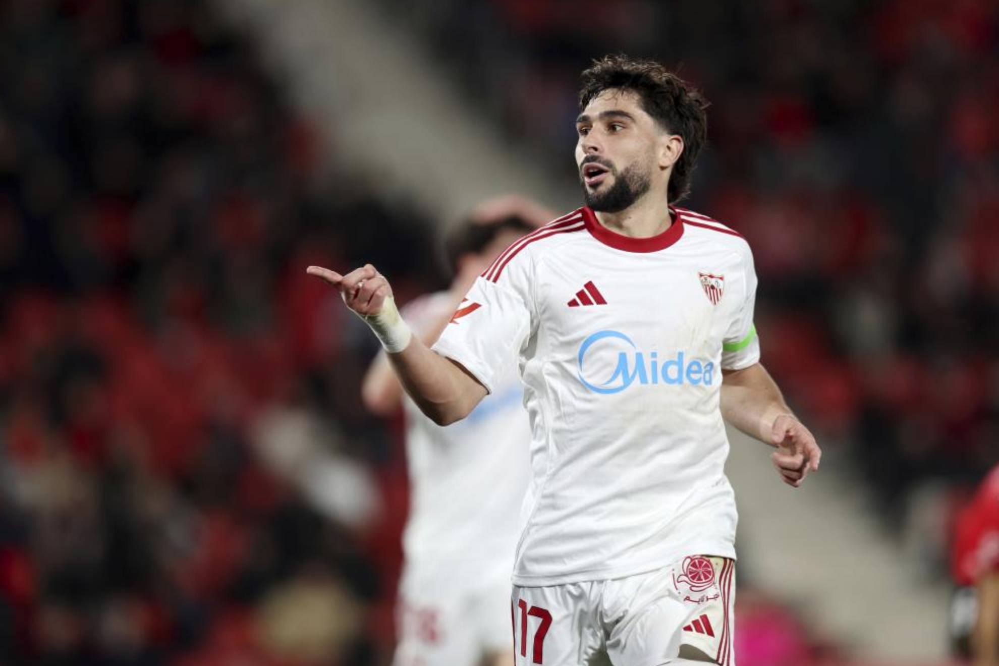 Neal Maupay celebra un gol con el Sevilla.