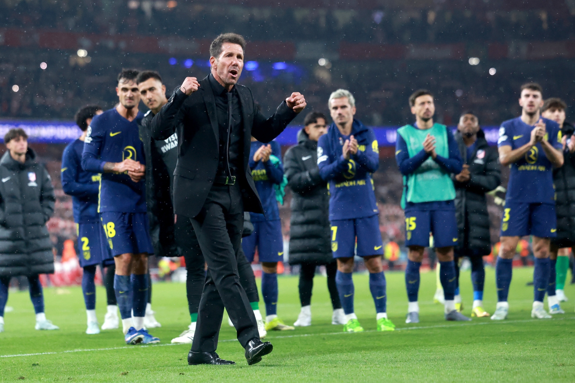 Simeone y los jugadores agradeciendo el apoyo de su afición en el Emirates.