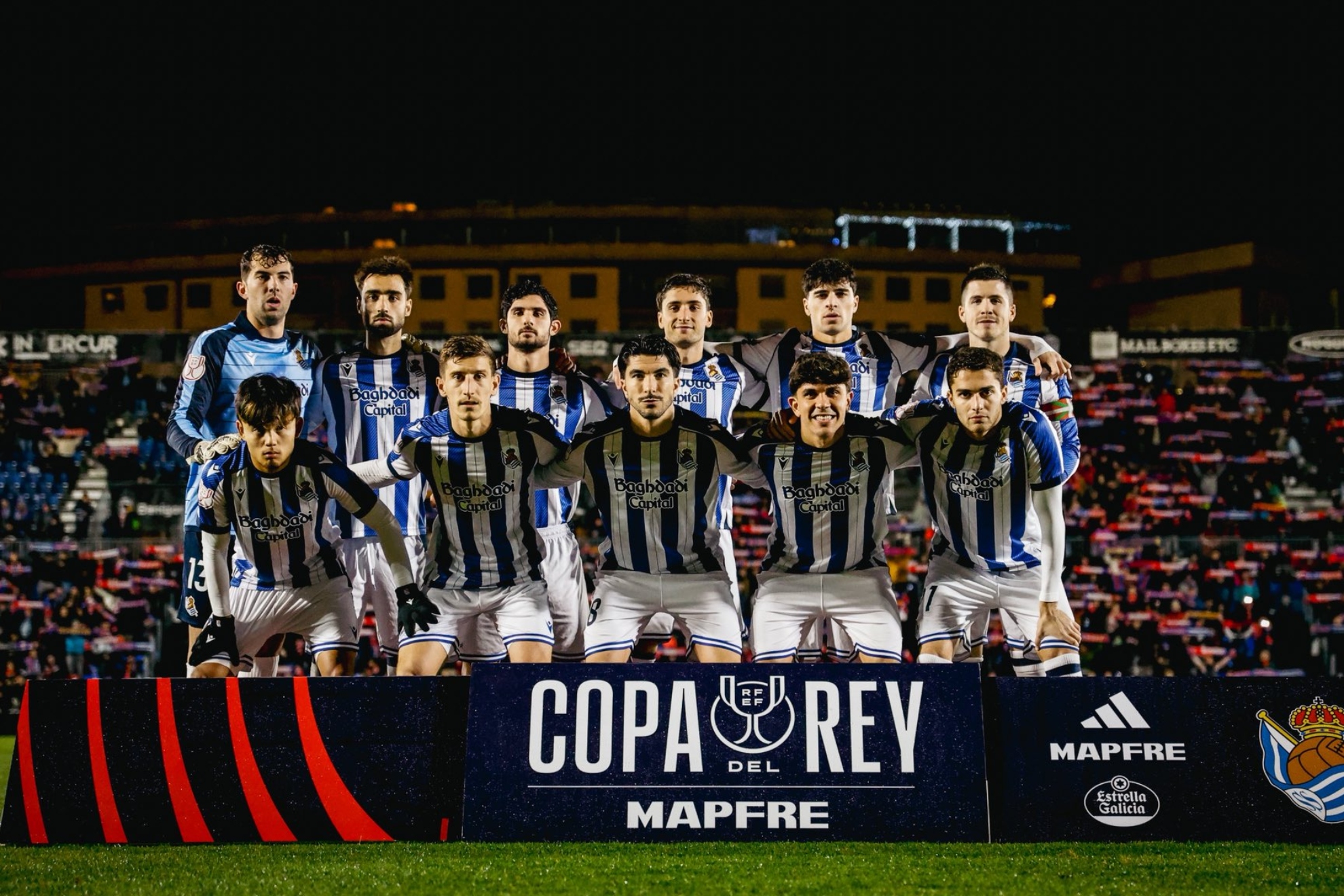 Jon Martín y Zubedia, de pie a la derecha, en el partido contra el Eldense.