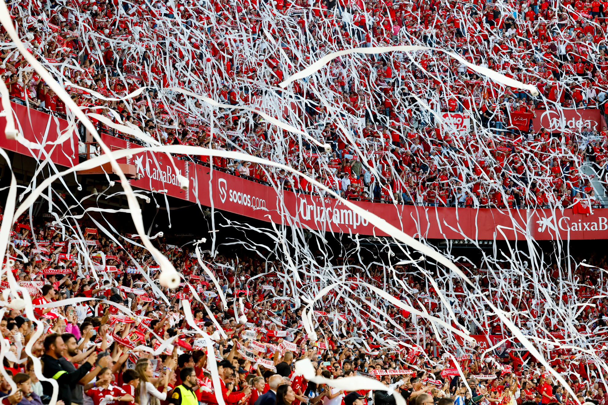 La afición del Sevilla, lanzando rollos de papel