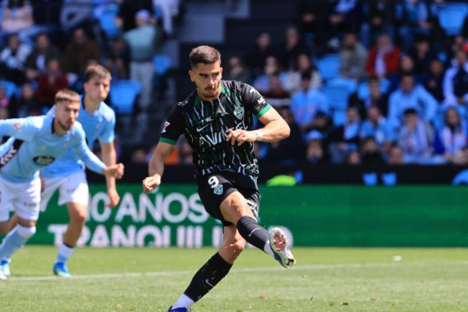 André Silva lanza un penalti en el partido contra el Celta.