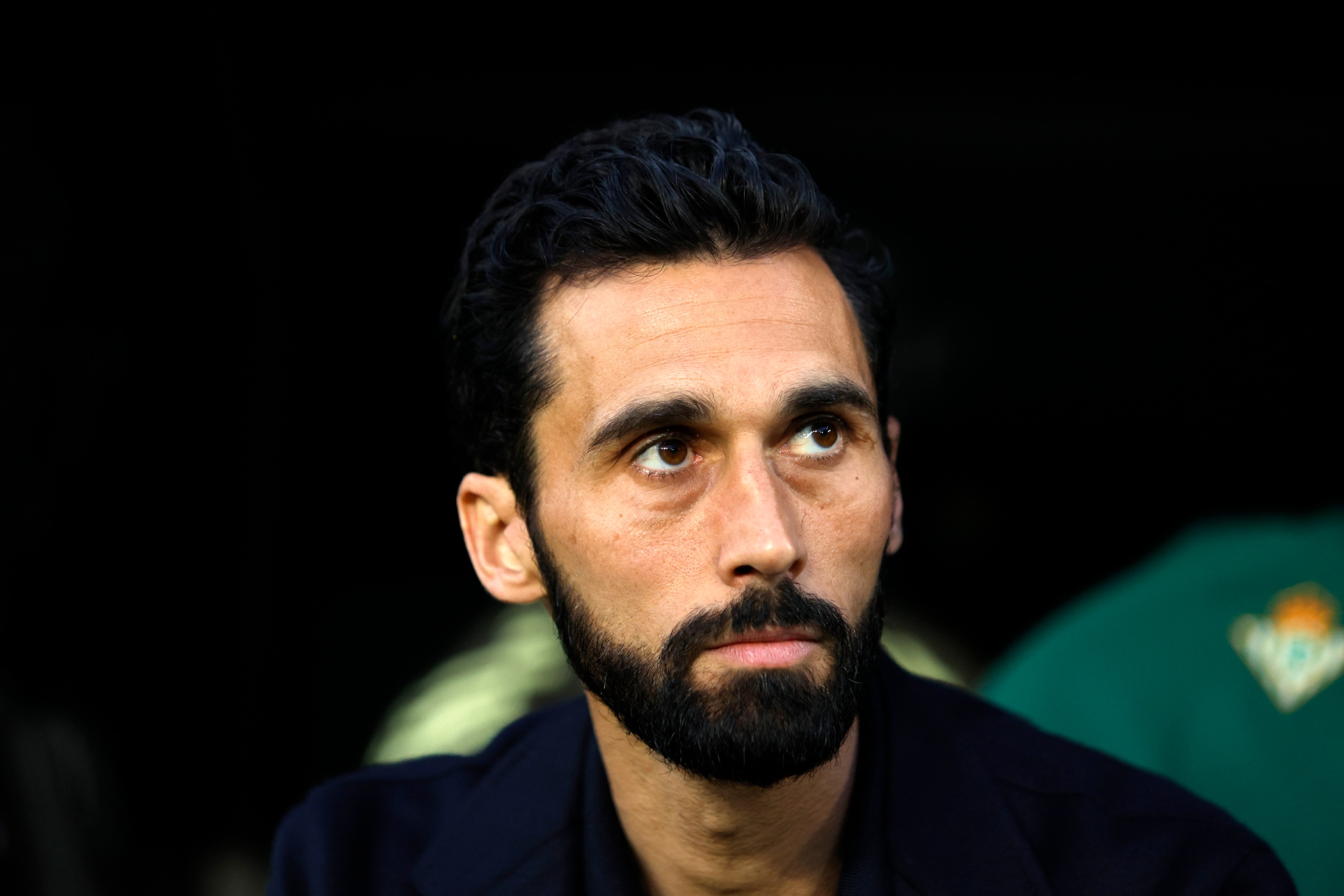 Arbeloa, con gesto serio en el banquillo.