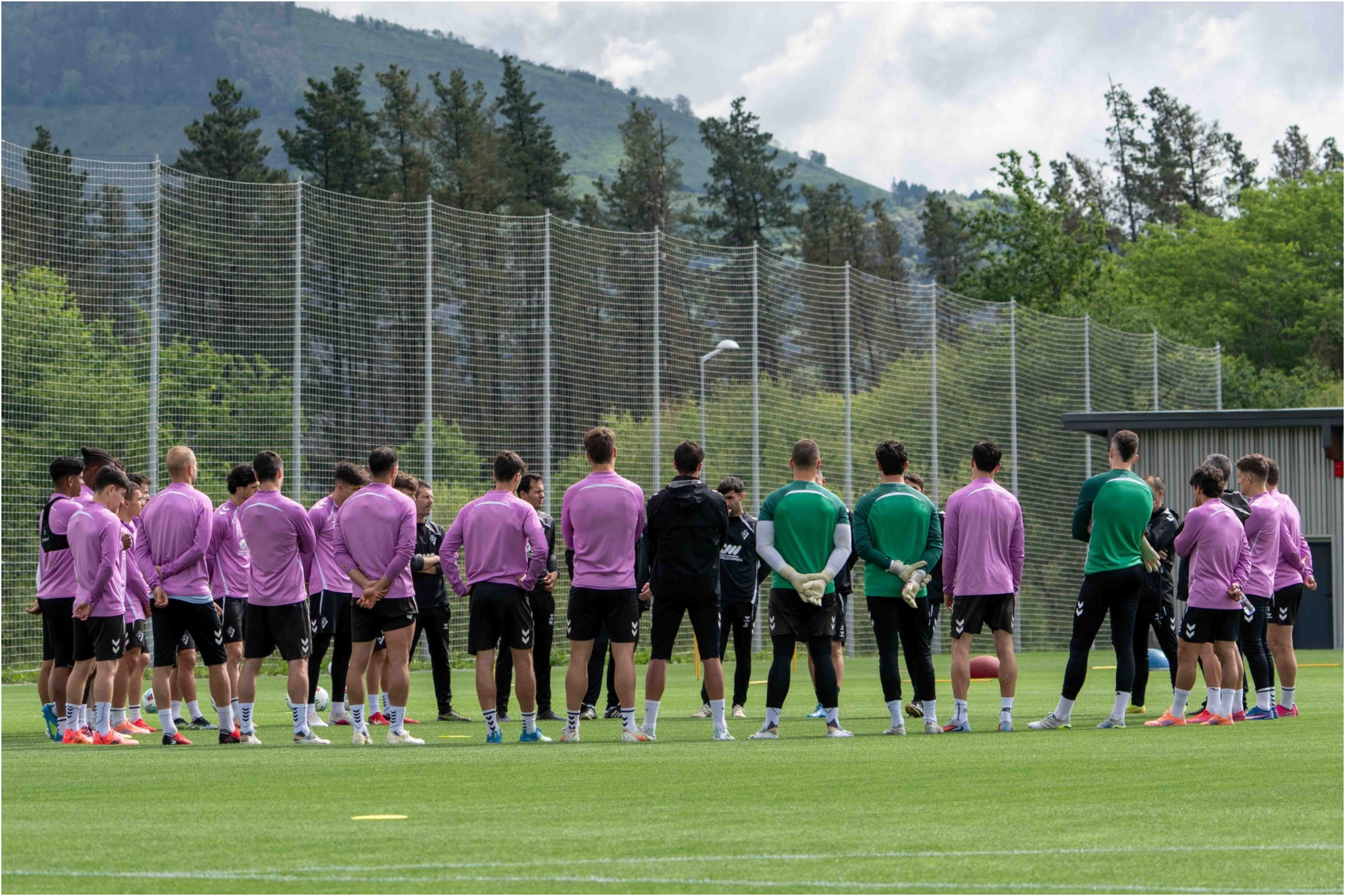 La plantilla armera, antes de un entrenamiento.